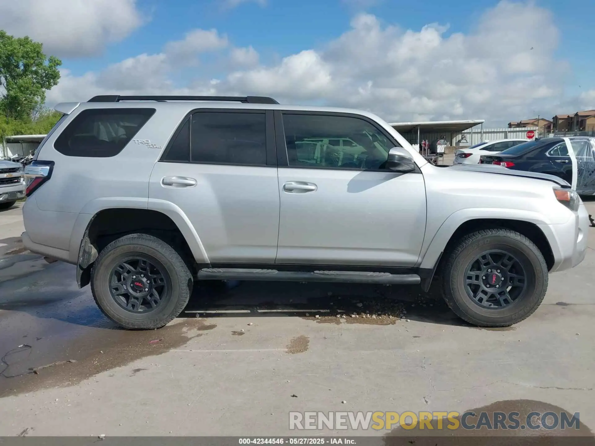 12 fotografías del automóvil dañado JTEPU5JR2M5889613 TOYOTA 4RUNNER 2021