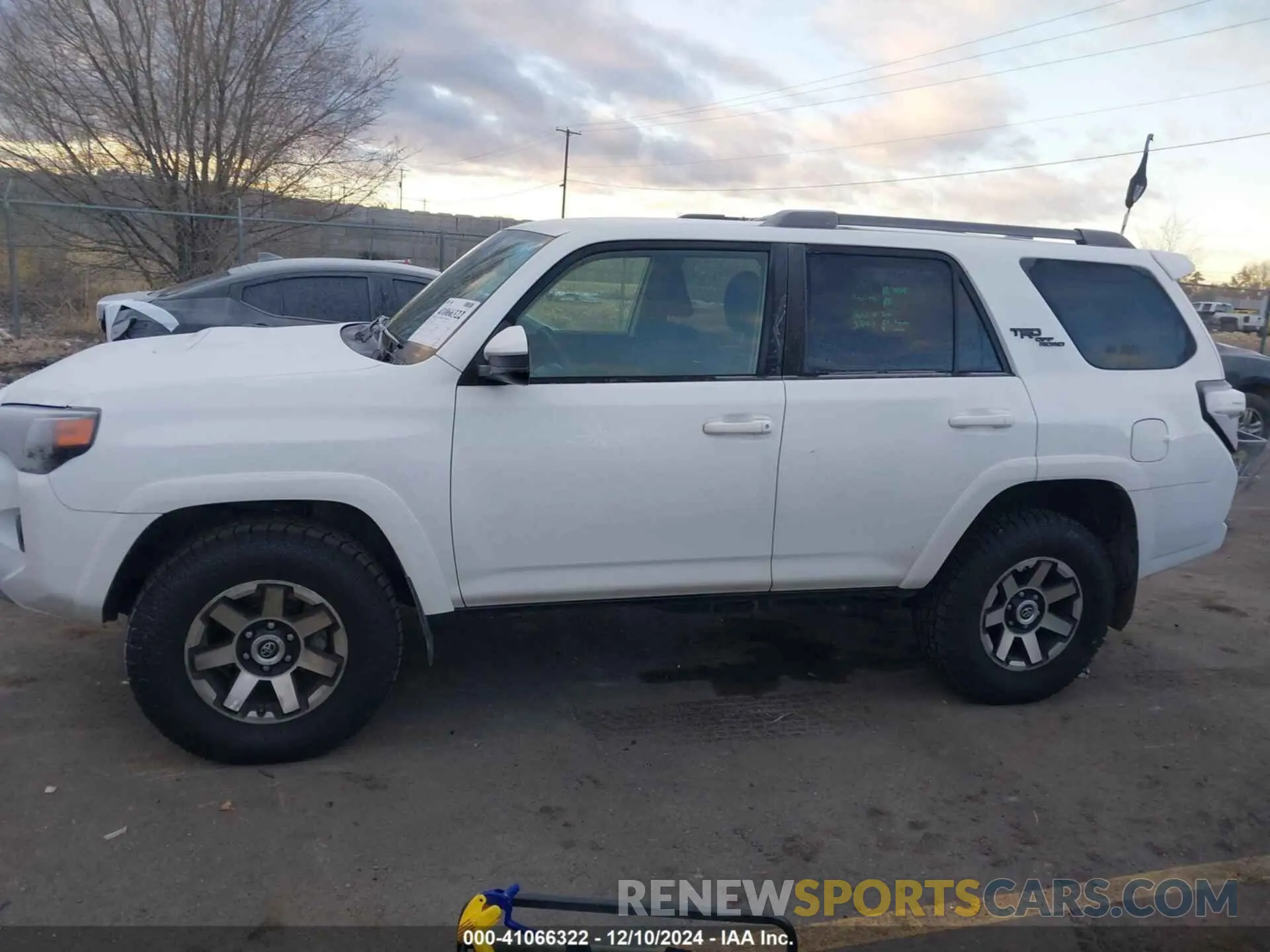 12 fotografías del automóvil dañado JTEPU5JR3M5918035 TOYOTA 4RUNNER 2021