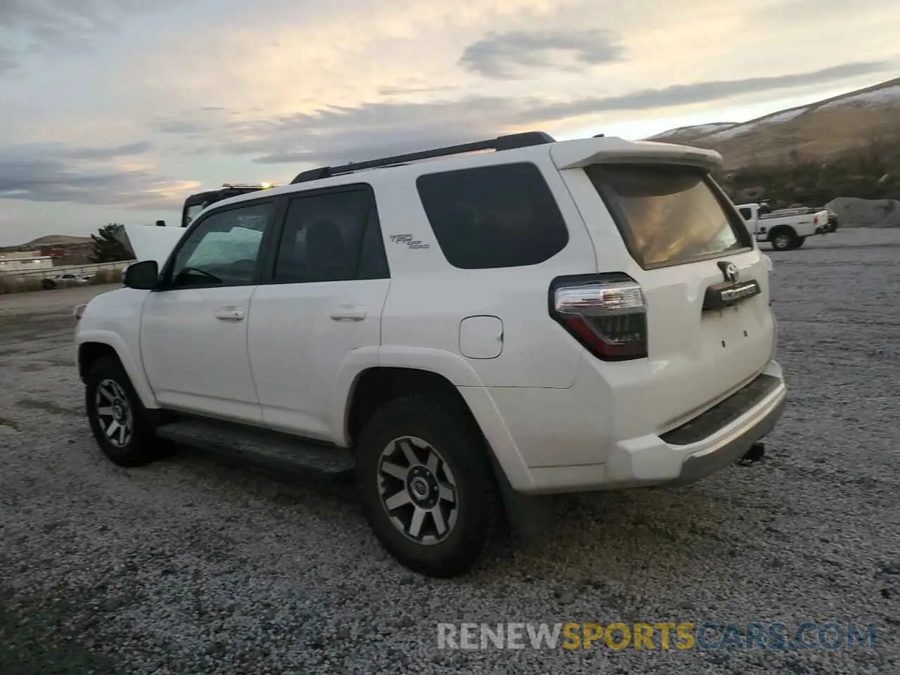 2 fotografías del automóvil dañado JTERU5JR0M5860300 TOYOTA 4RUNNER 2021