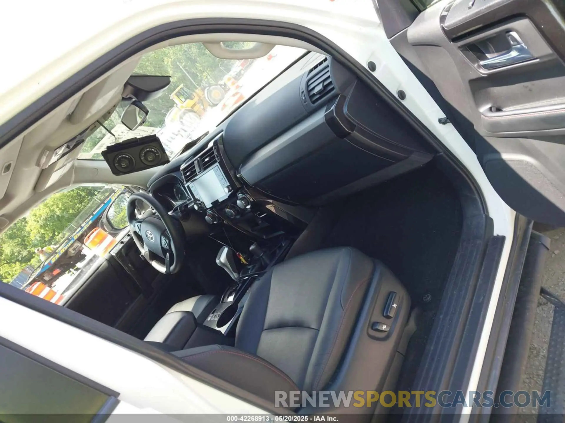 5 fotografías del automóvil dañado JTERU5JR5M5903979 TOYOTA 4RUNNER 2021
