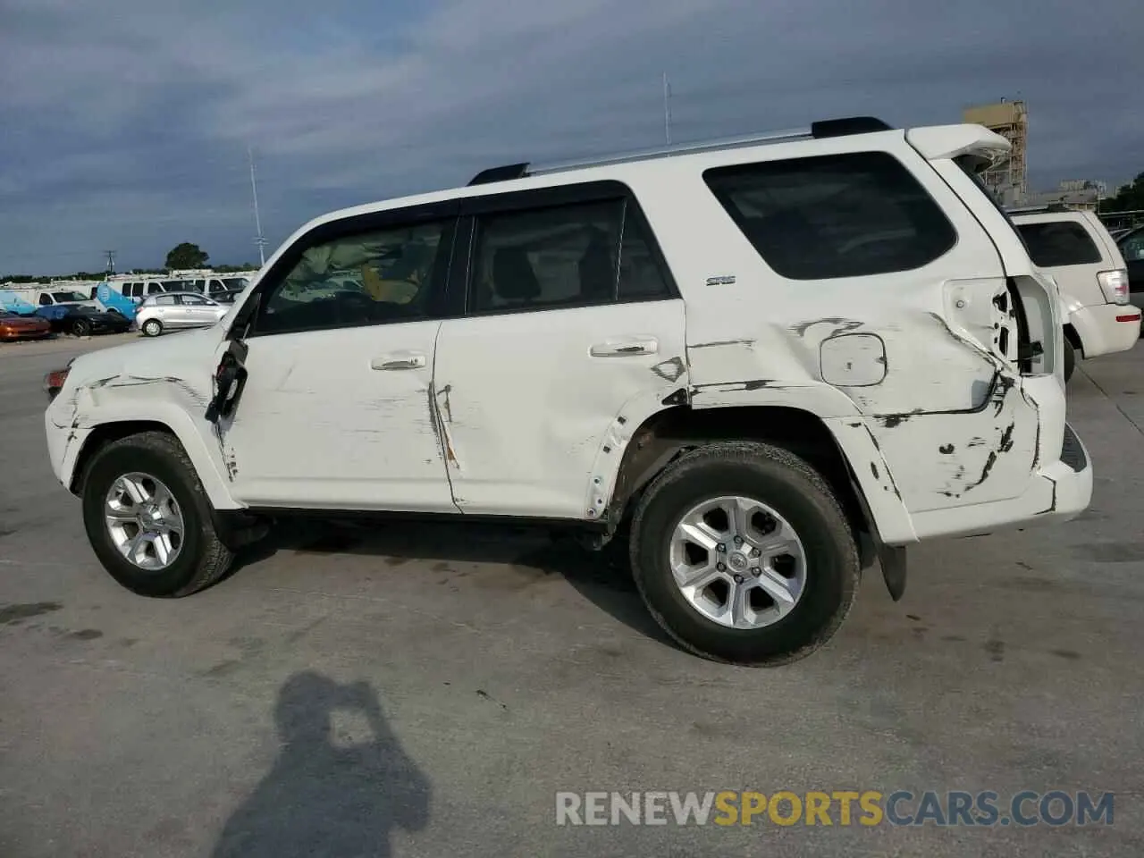2 fotografías del automóvil dañado JTEEU5JR3N5259981 TOYOTA 4RUNNER 2022