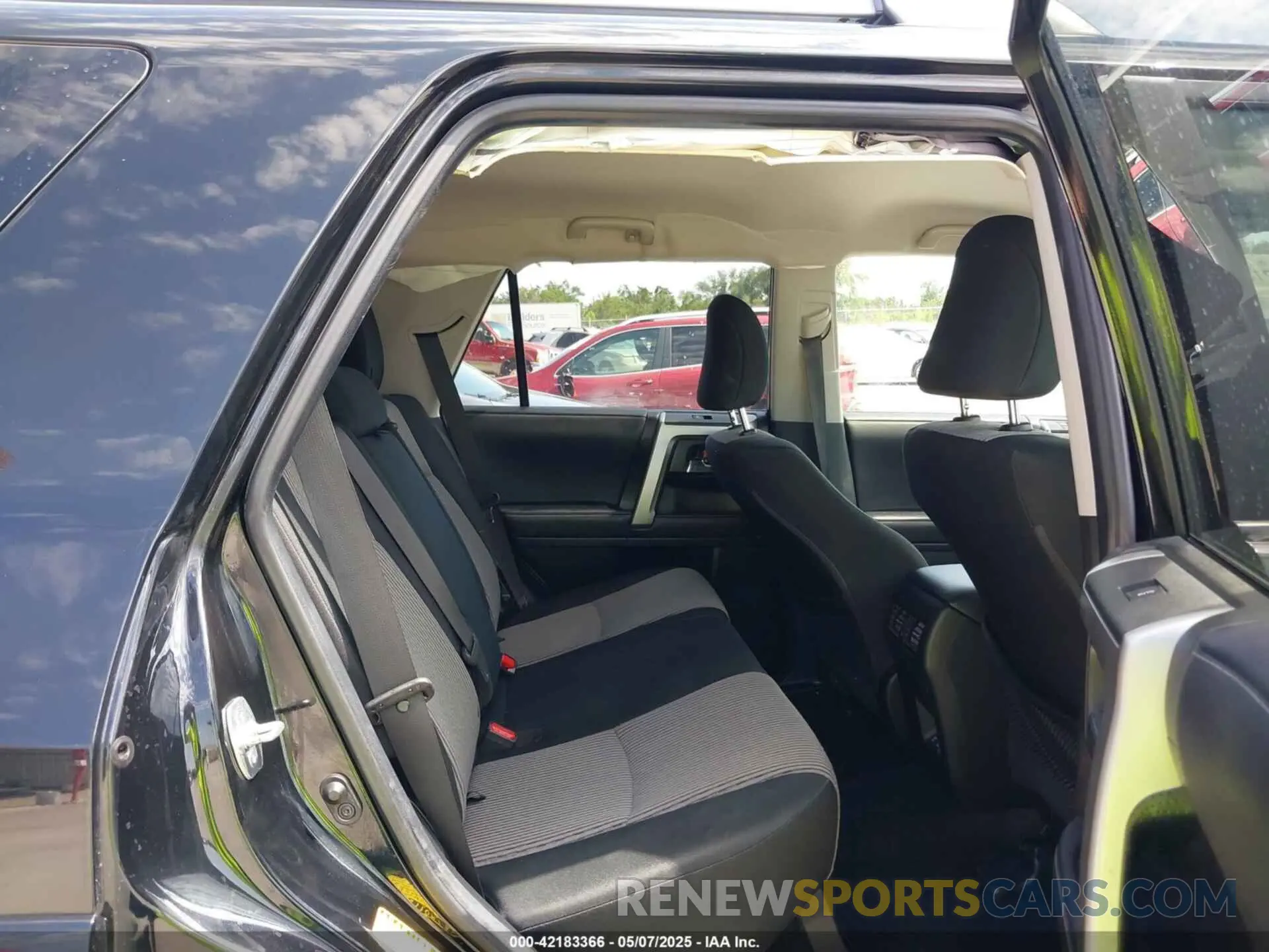 8 fotografías del automóvil dañado JTEEU5JR5N5260419 TOYOTA 4RUNNER 2022