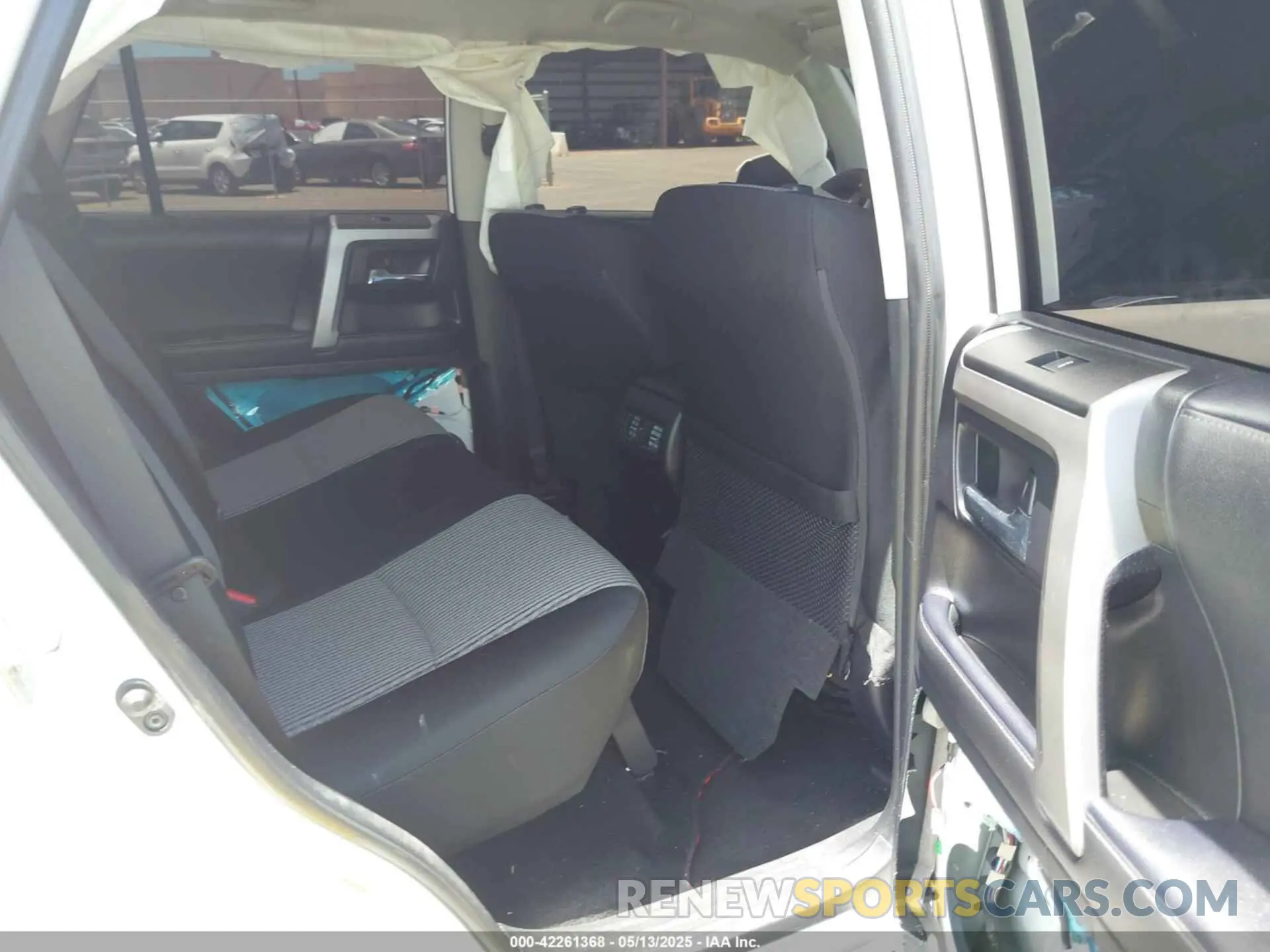 8 fotografías del automóvil dañado JTEMU5JR9N6040321 TOYOTA 4RUNNER 2022