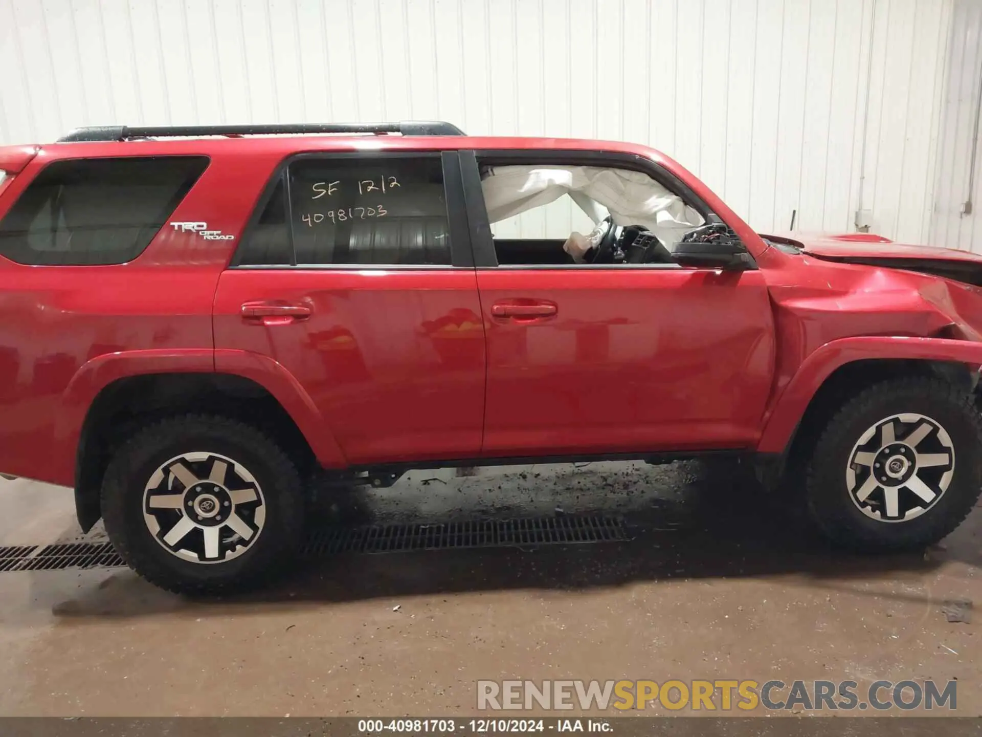 13 fotografías del automóvil dañado JTEPU5JR1N6051181 TOYOTA 4RUNNER 2022