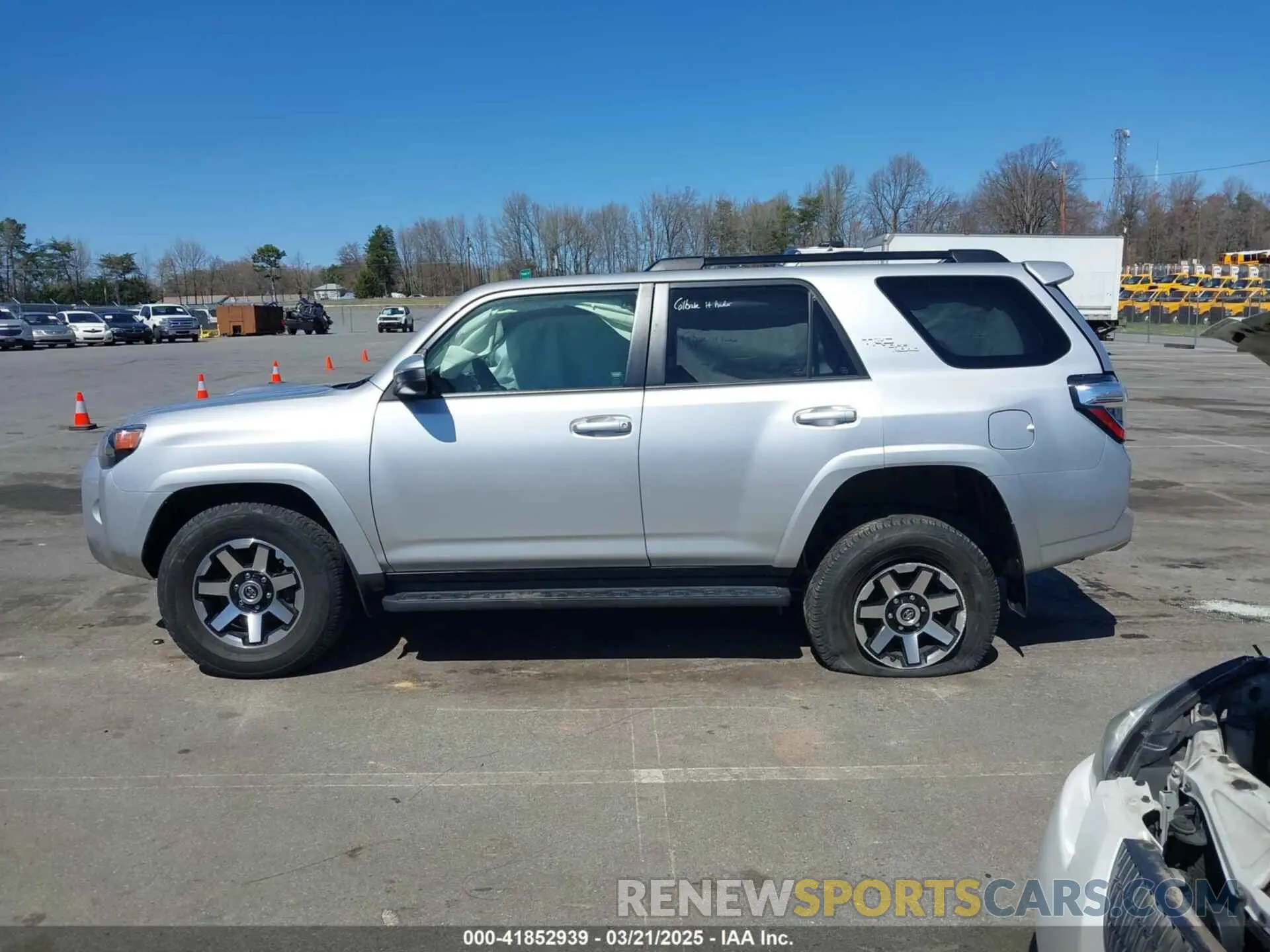 13 fotografías del automóvil dañado JTEPU5JR4N6023357 TOYOTA 4RUNNER 2022