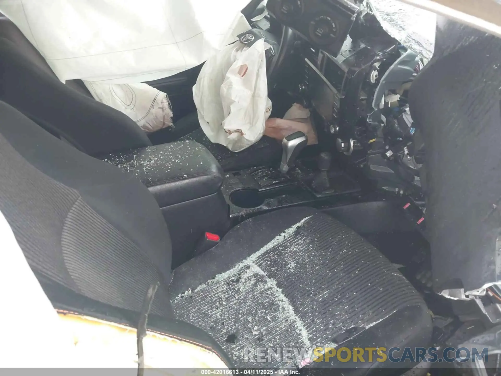 5 fotografías del automóvil dañado JTEPU5JR8N6003449 TOYOTA 4RUNNER 2022