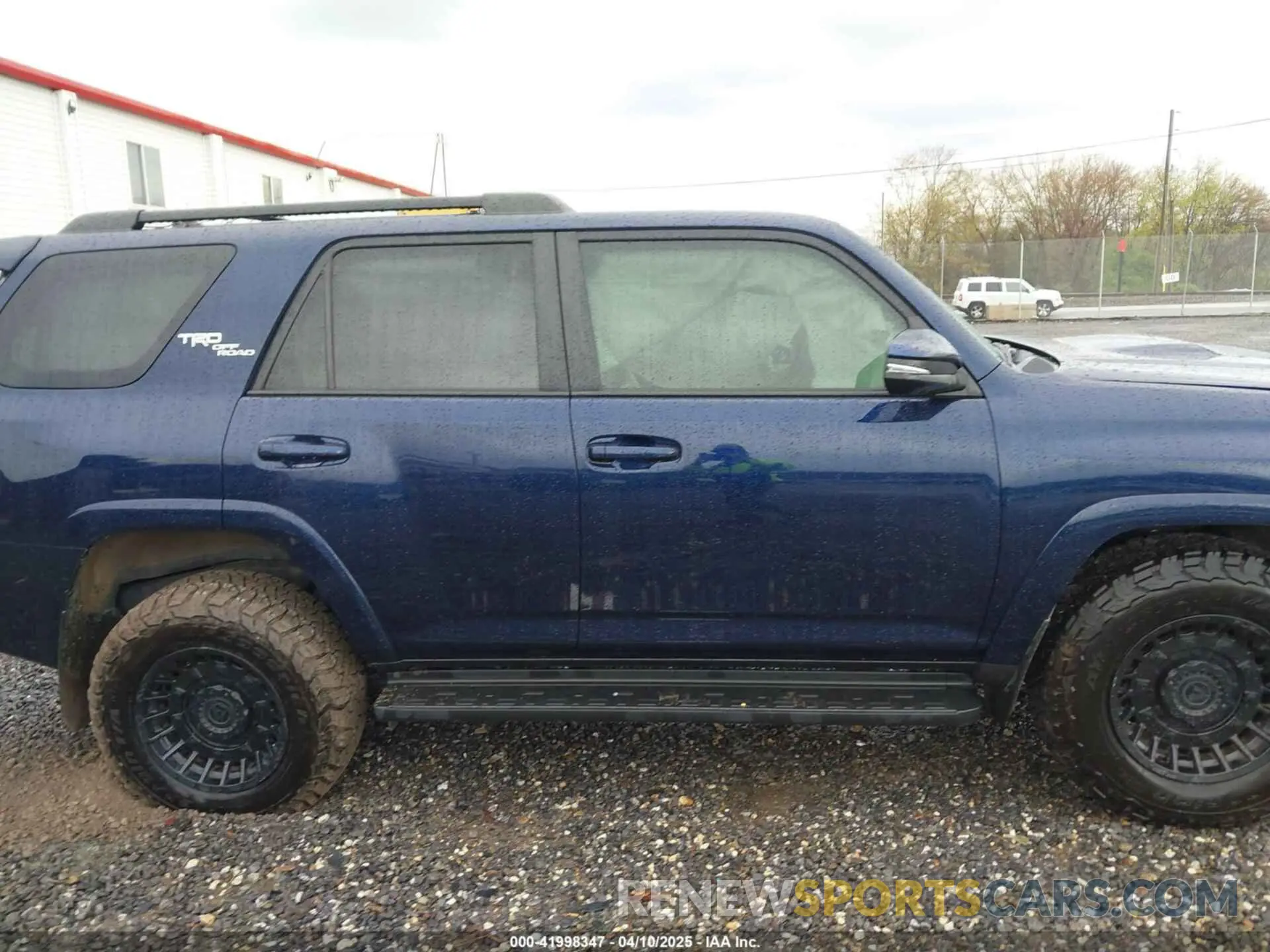 13 fotografías del automóvil dañado JTERU5JR1N6056695 TOYOTA 4RUNNER 2022