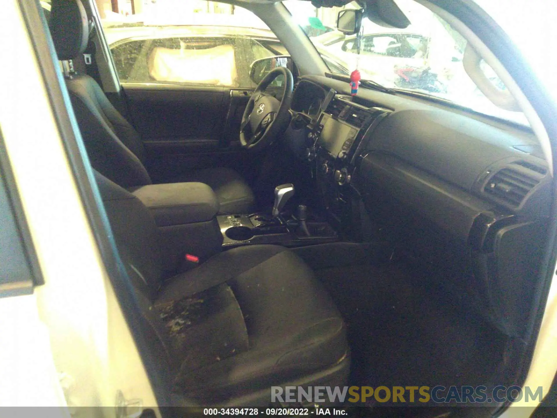 5 fotografías del automóvil dañado JTERU5JR6N6070852 TOYOTA 4RUNNER 2022