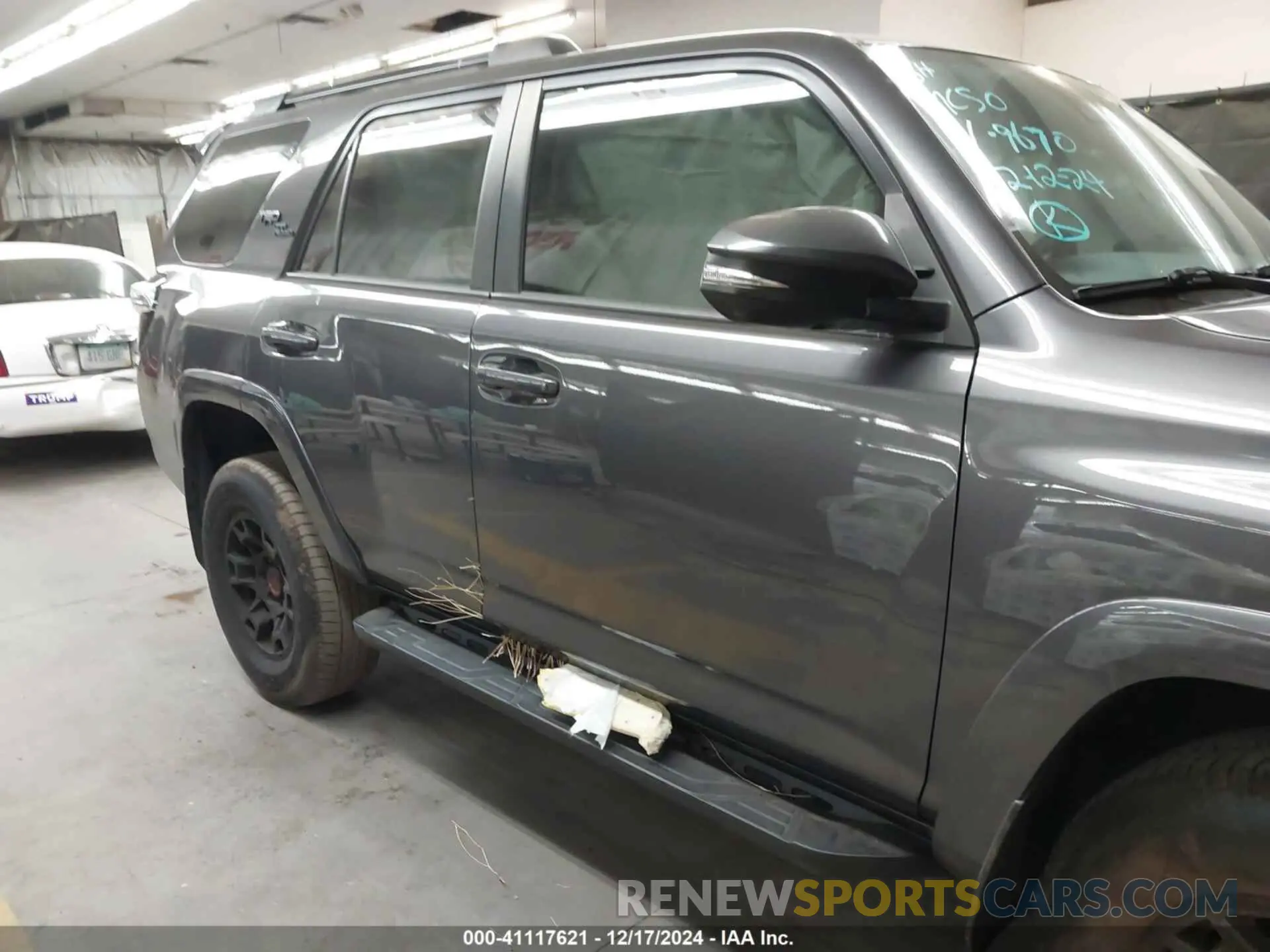 14 fotografías del automóvil dañado JTERU5JRXN6039670 TOYOTA 4RUNNER 2022