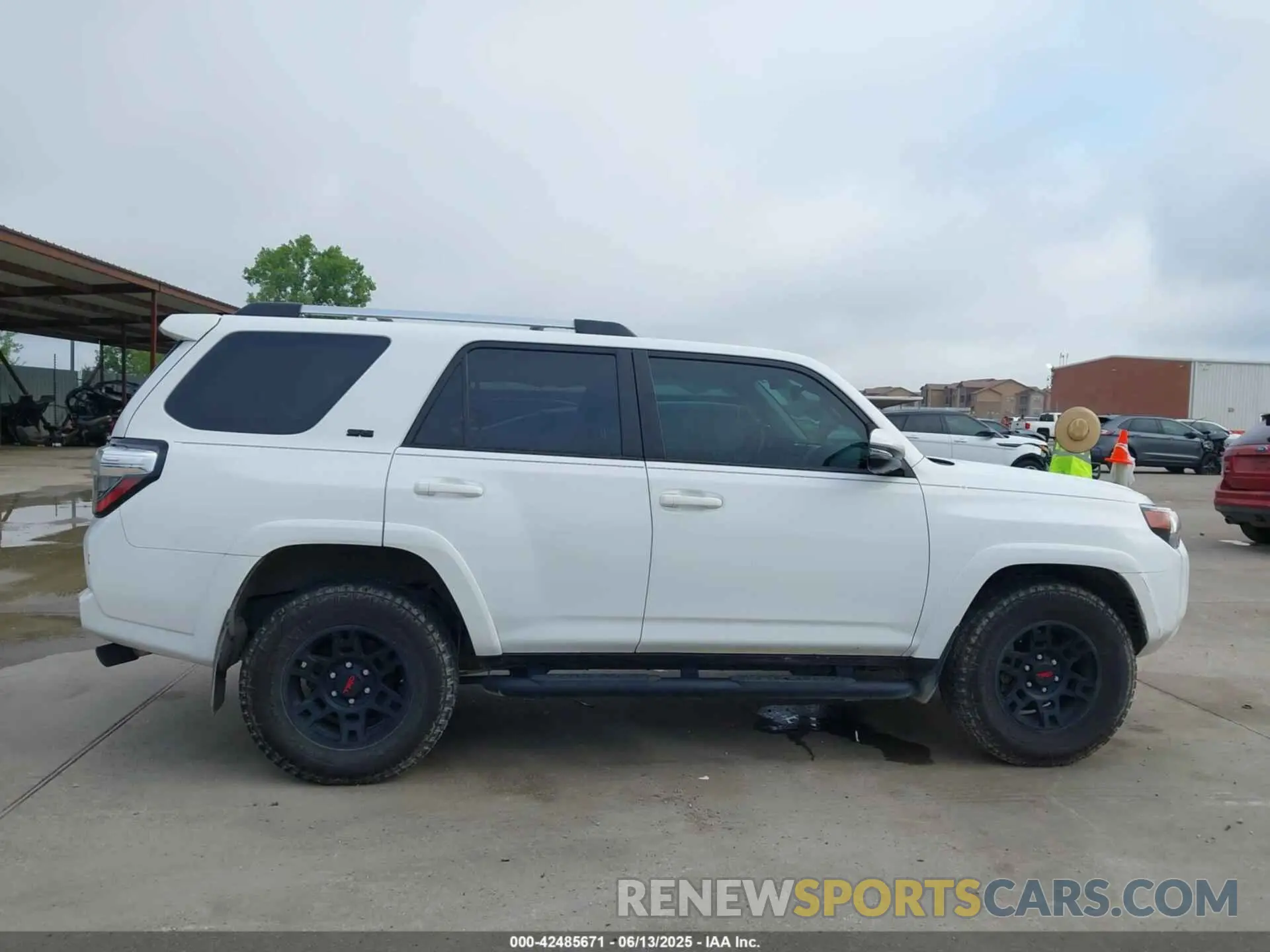 14 fotografías del automóvil dañado JTEFU5JR4P5280720 TOYOTA 4RUNNER 2023