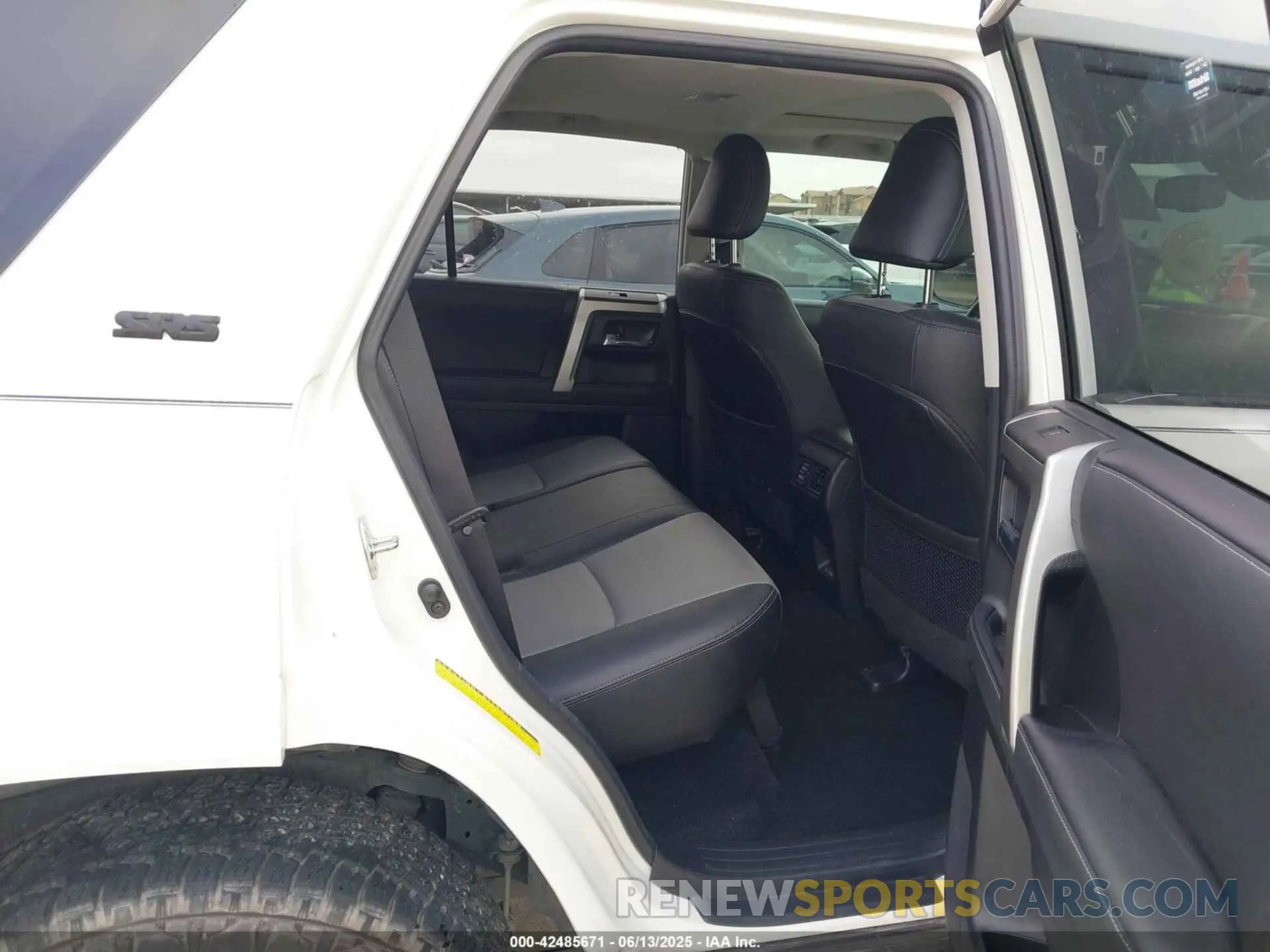 8 fotografías del automóvil dañado JTEFU5JR4P5280720 TOYOTA 4RUNNER 2023