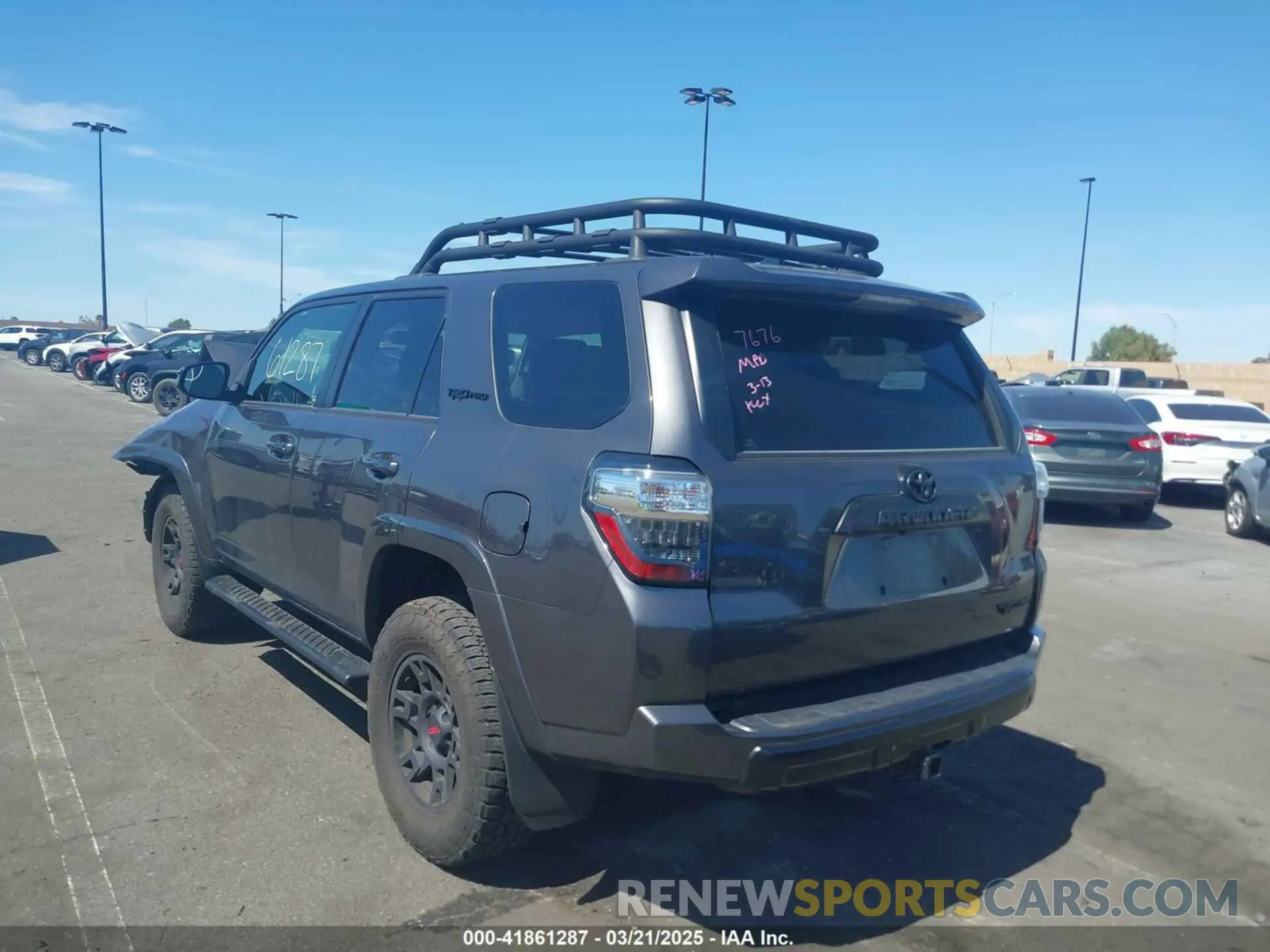 13 fotografías del automóvil dañado JTELU5JR3P6167676 TOYOTA 4RUNNER 2023