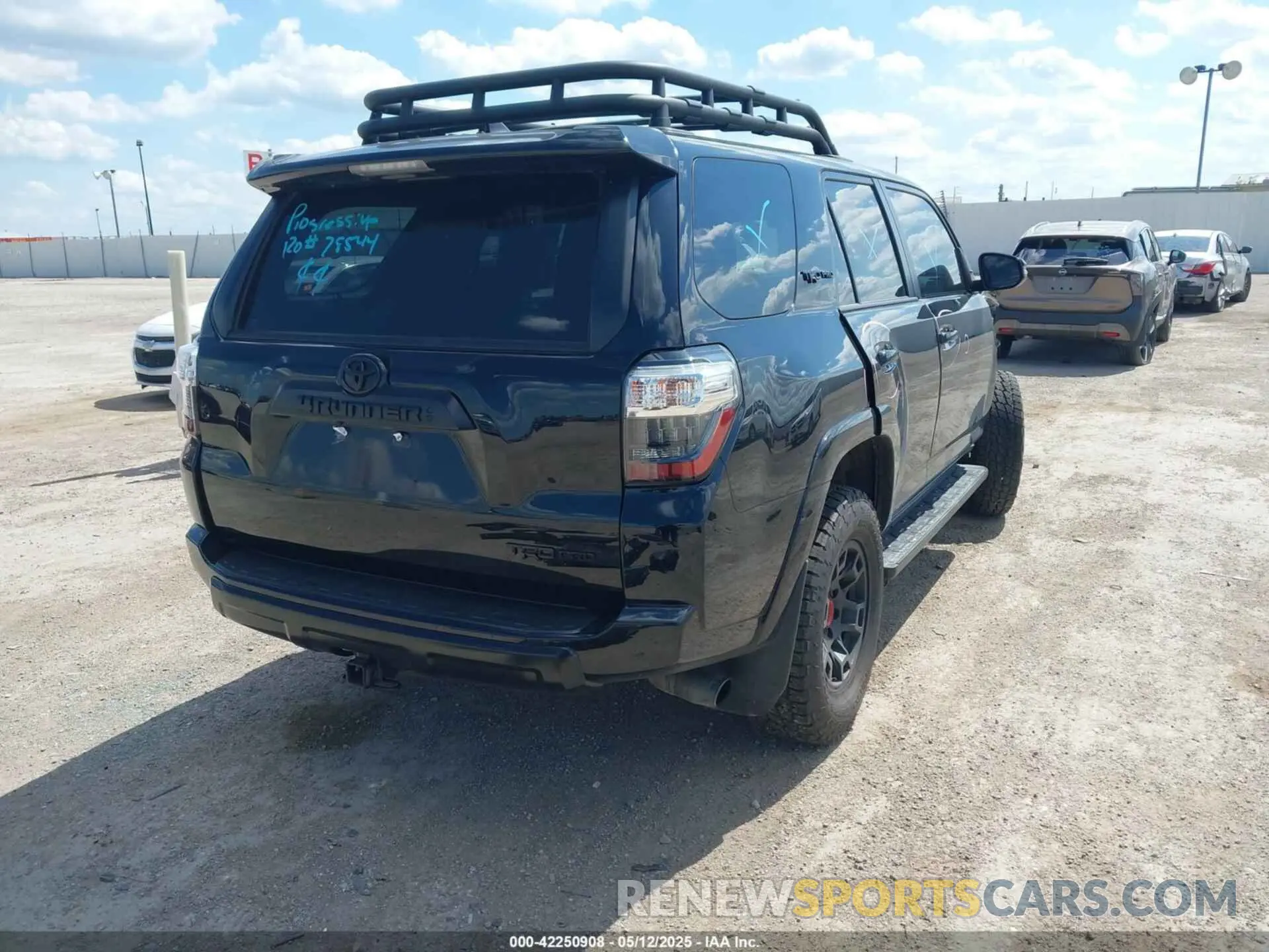 4 fotografías del automóvil dañado JTELU5JR5P6103476 TOYOTA 4RUNNER 2023