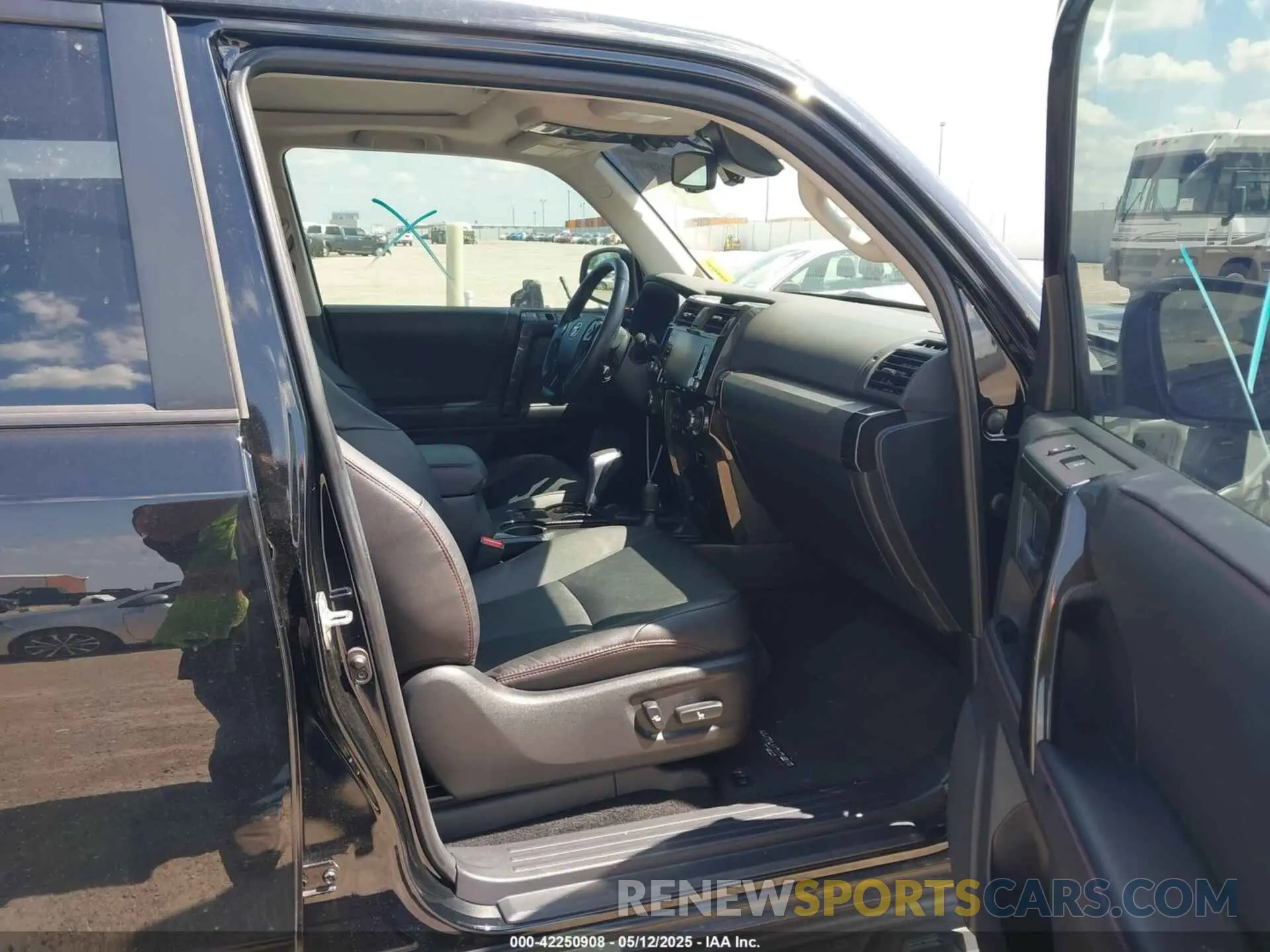 5 fotografías del automóvil dañado JTELU5JR5P6103476 TOYOTA 4RUNNER 2023