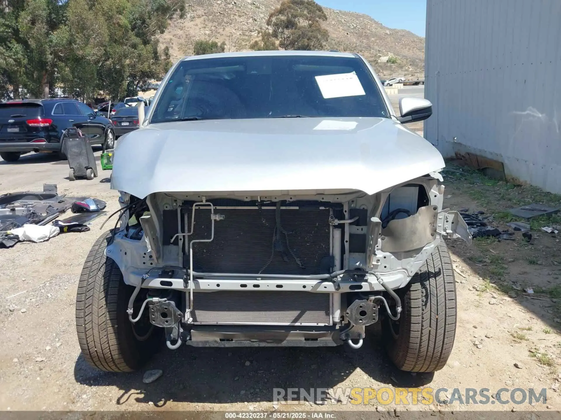 13 fotografías del automóvil dañado JTEMU5JR1P6089760 TOYOTA 4RUNNER 2023
