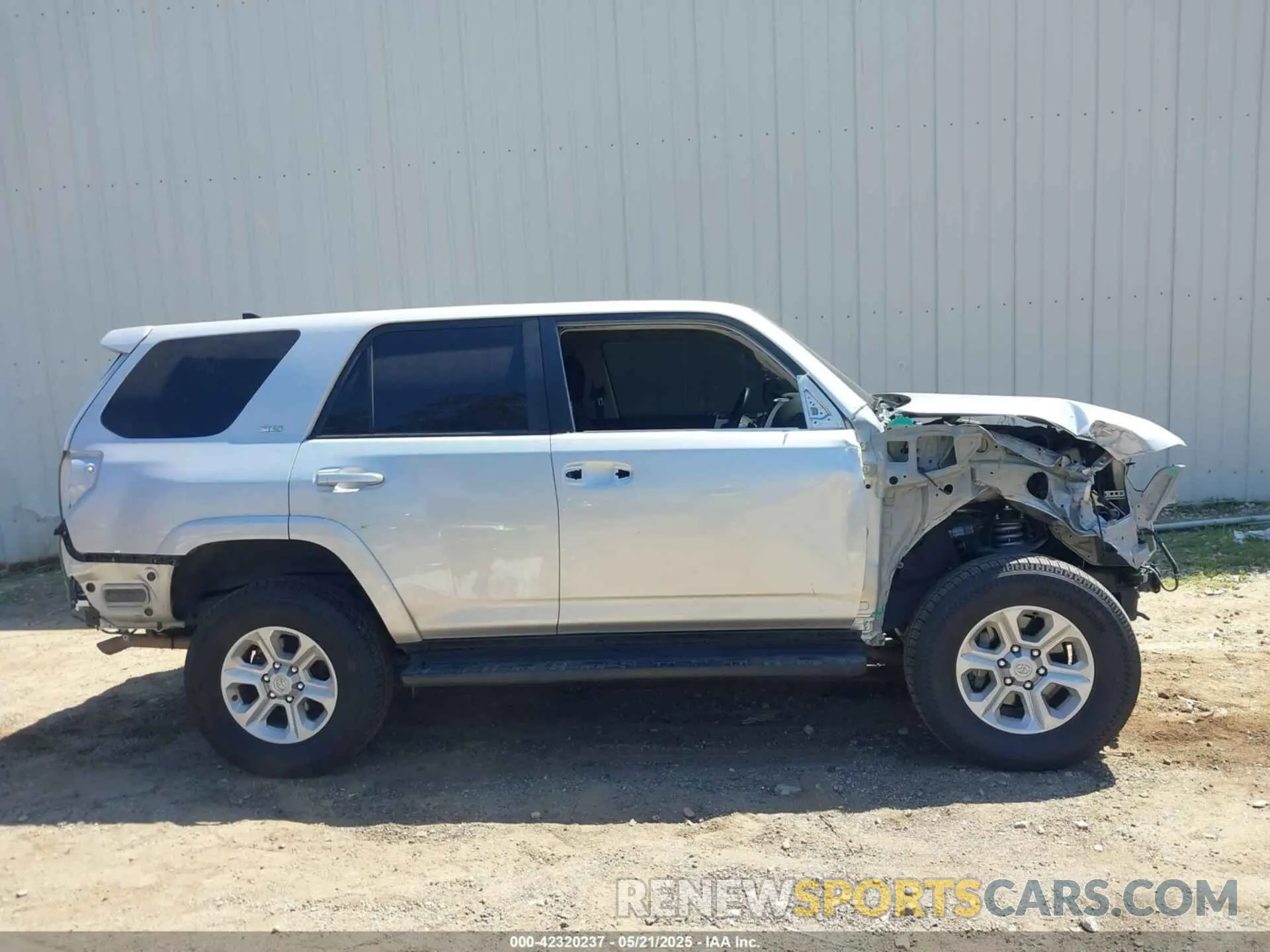 14 fotografías del automóvil dañado JTEMU5JR1P6089760 TOYOTA 4RUNNER 2023
