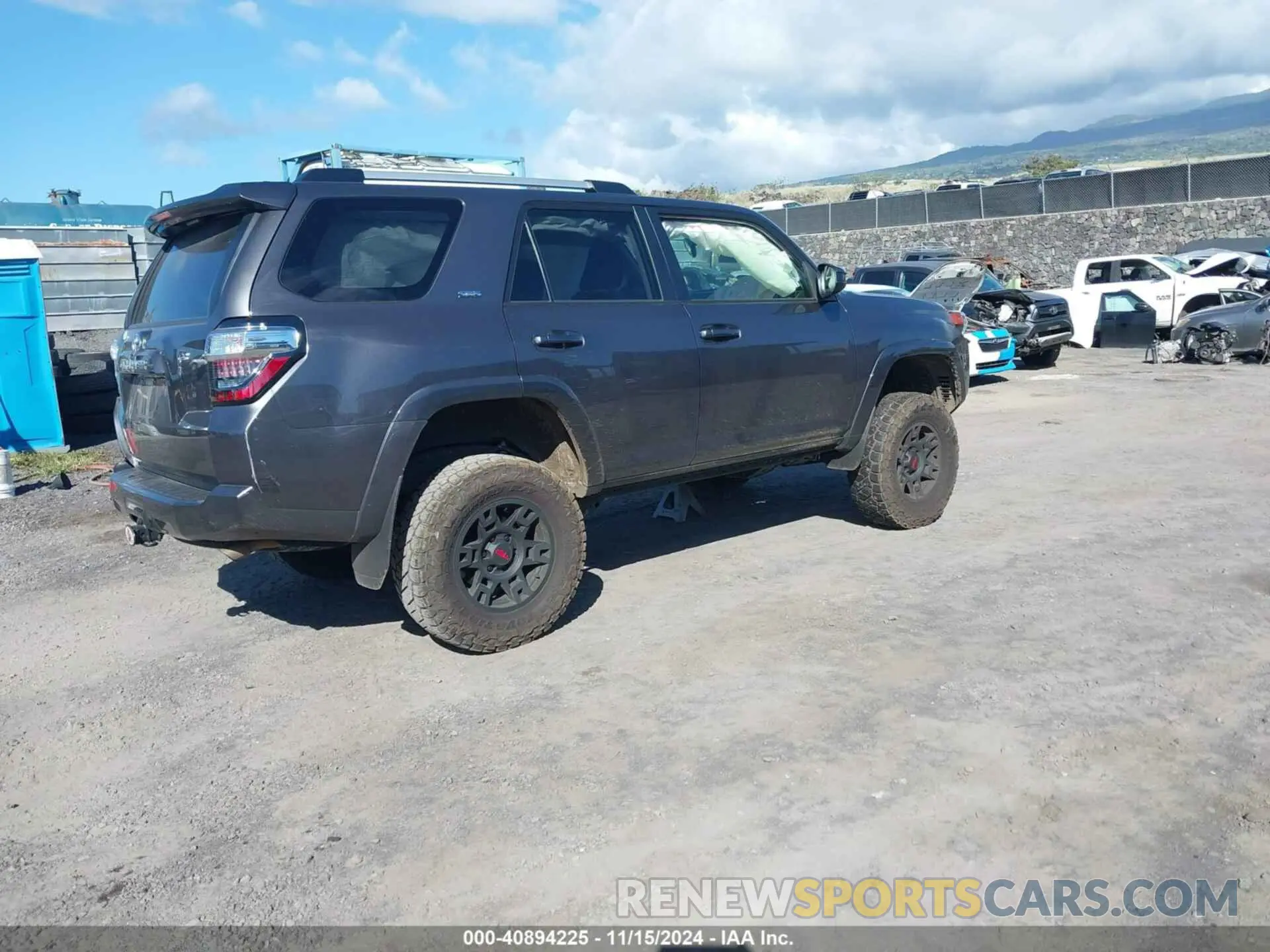 4 fotografías del automóvil dañado JTEMU5JR2P6141140 TOYOTA 4RUNNER 2023