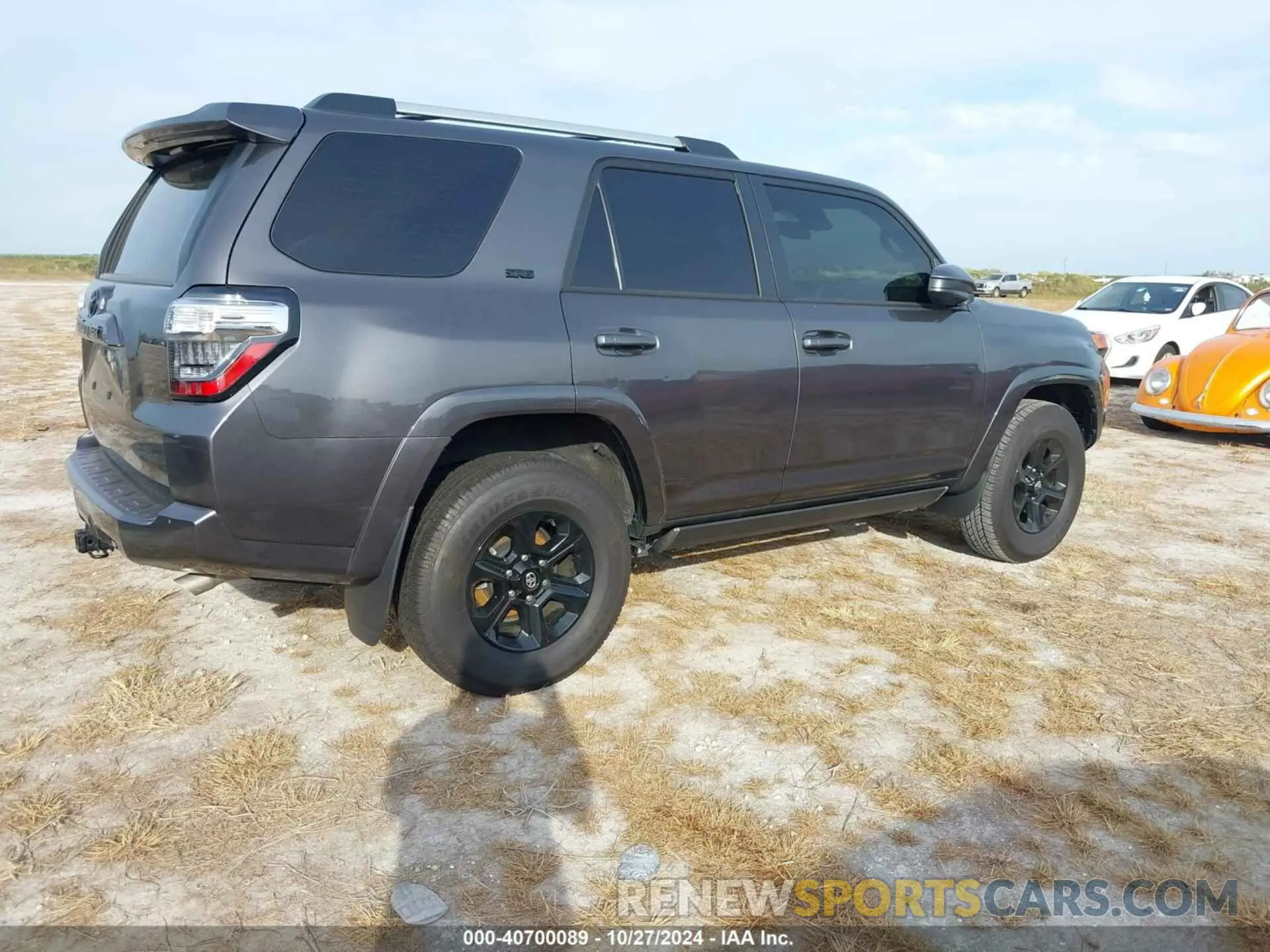 4 fotografías del automóvil dañado JTEMU5JR2P6143230 TOYOTA 4RUNNER 2023