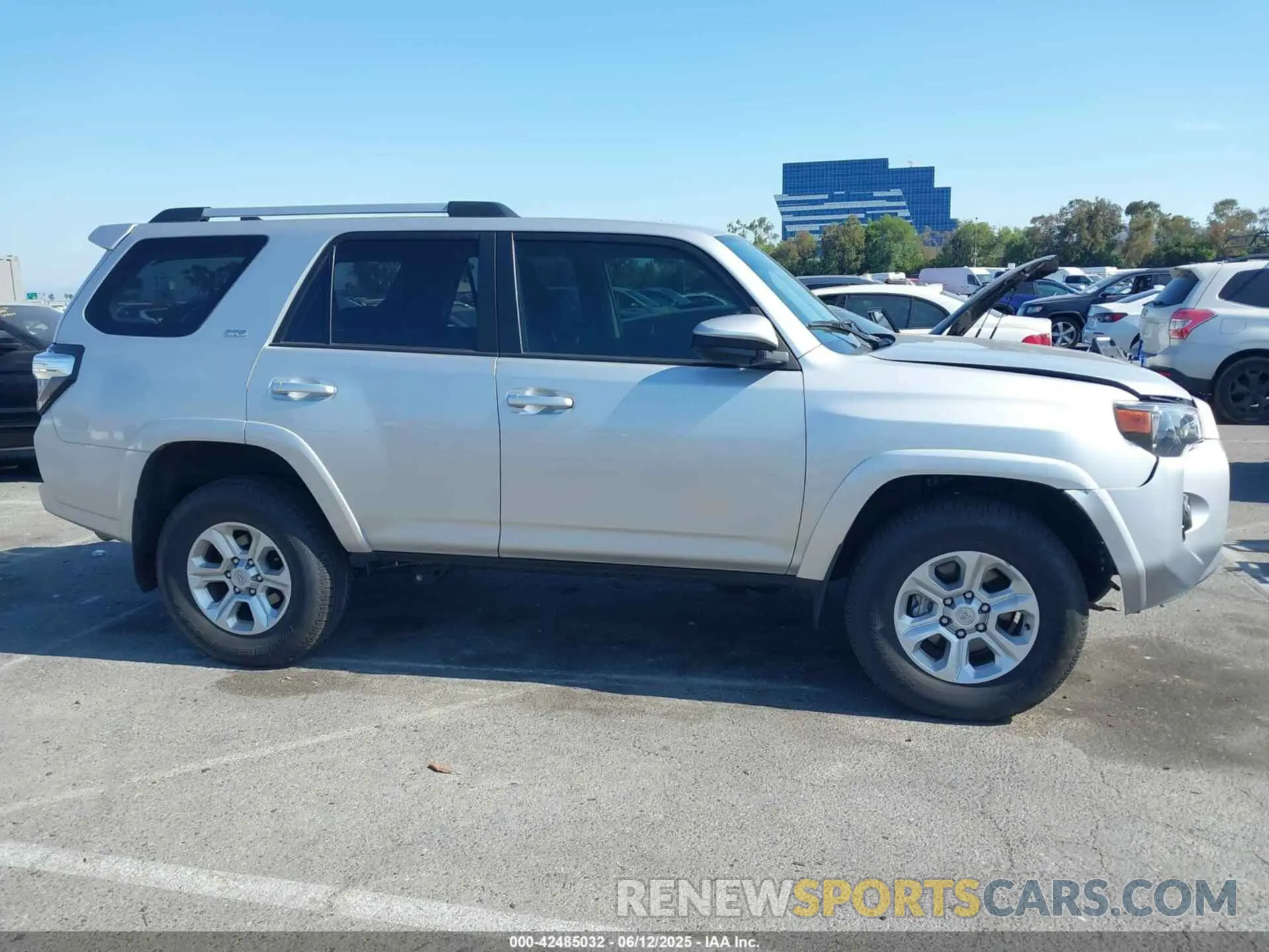 13 fotografías del automóvil dañado JTEMU5JR7P6192049 TOYOTA 4RUNNER 2023