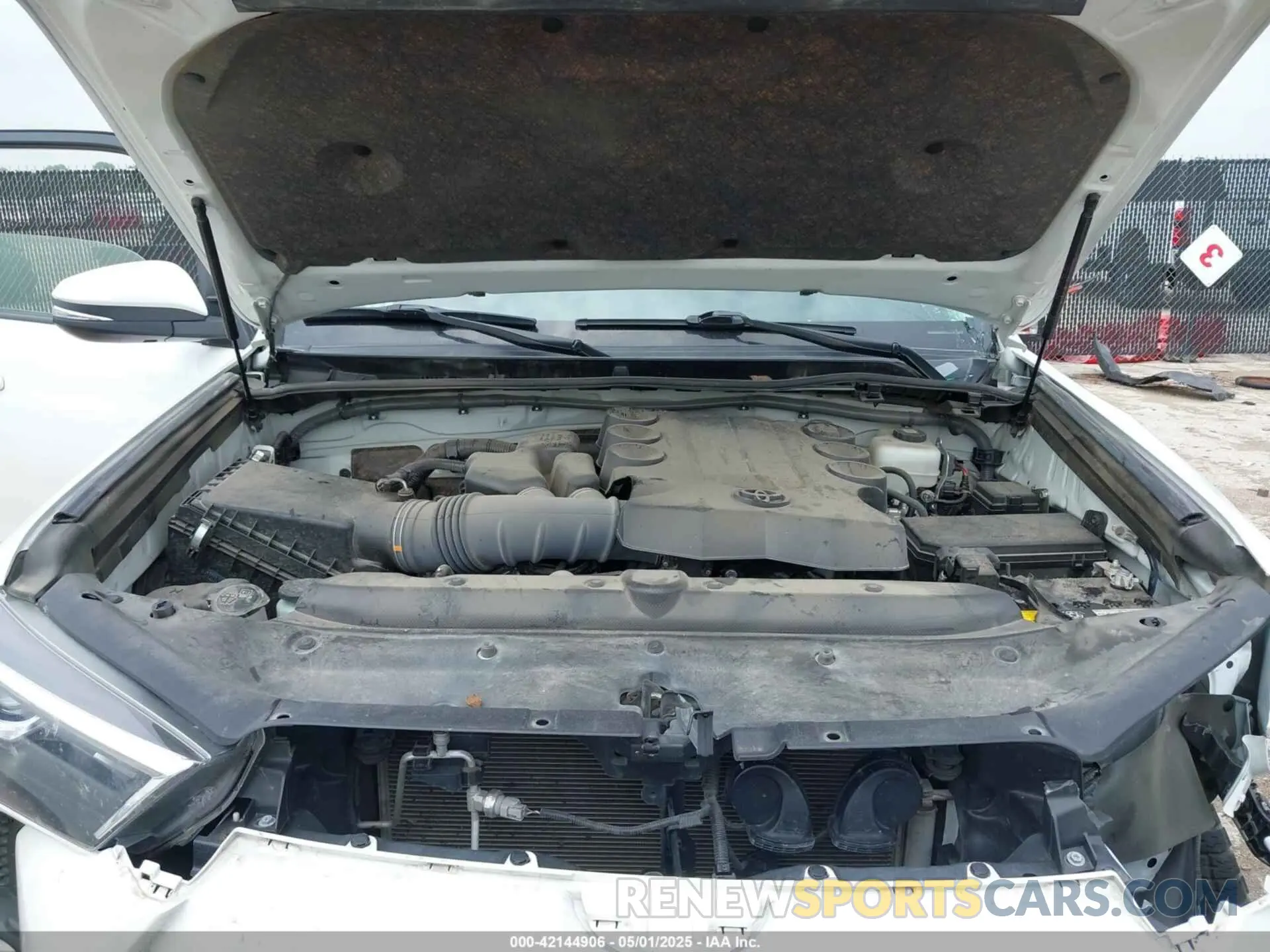 10 fotografías del automóvil dañado JTENU5JR2P6126481 TOYOTA 4RUNNER 2023