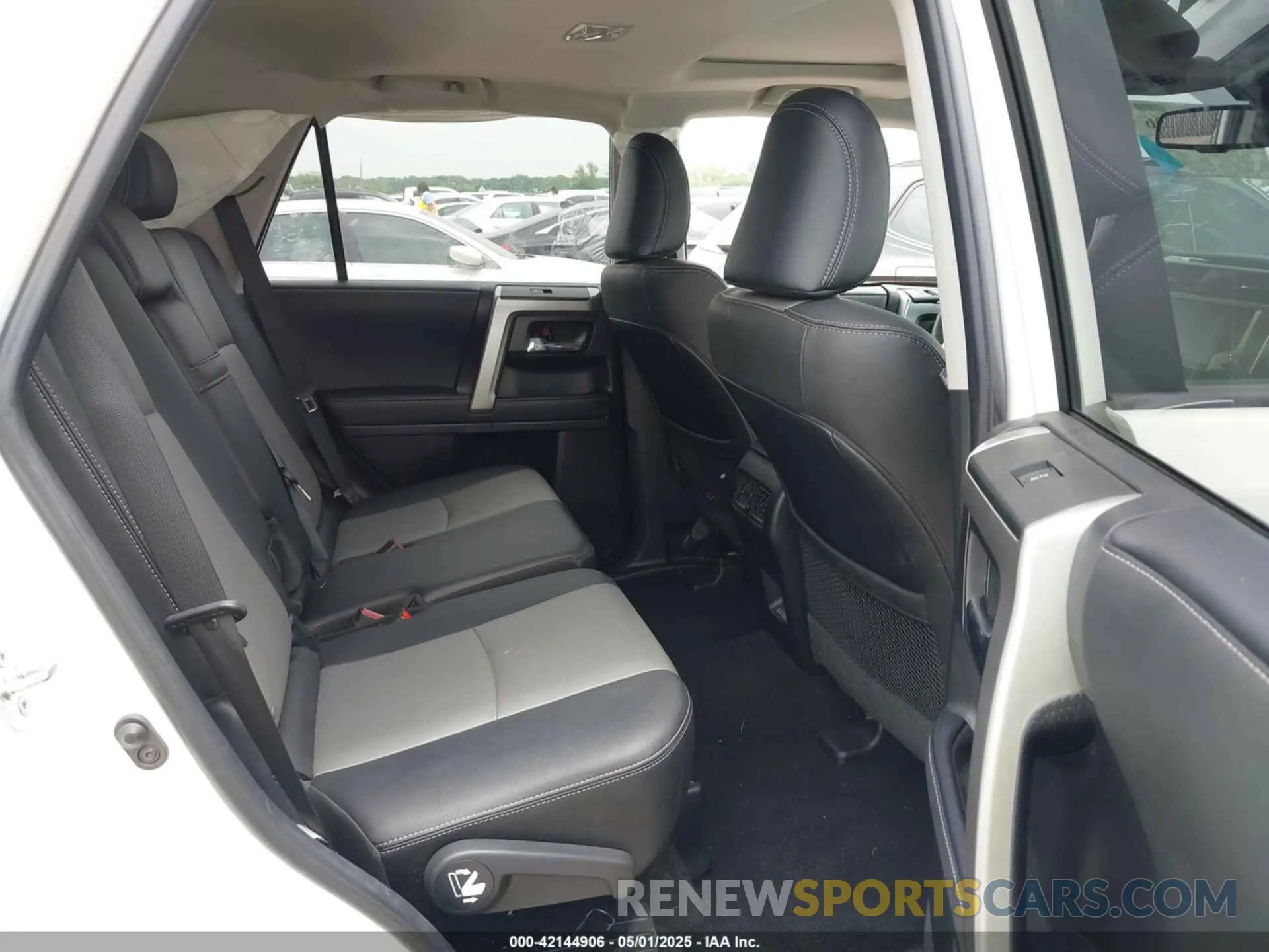8 fotografías del automóvil dañado JTENU5JR2P6126481 TOYOTA 4RUNNER 2023