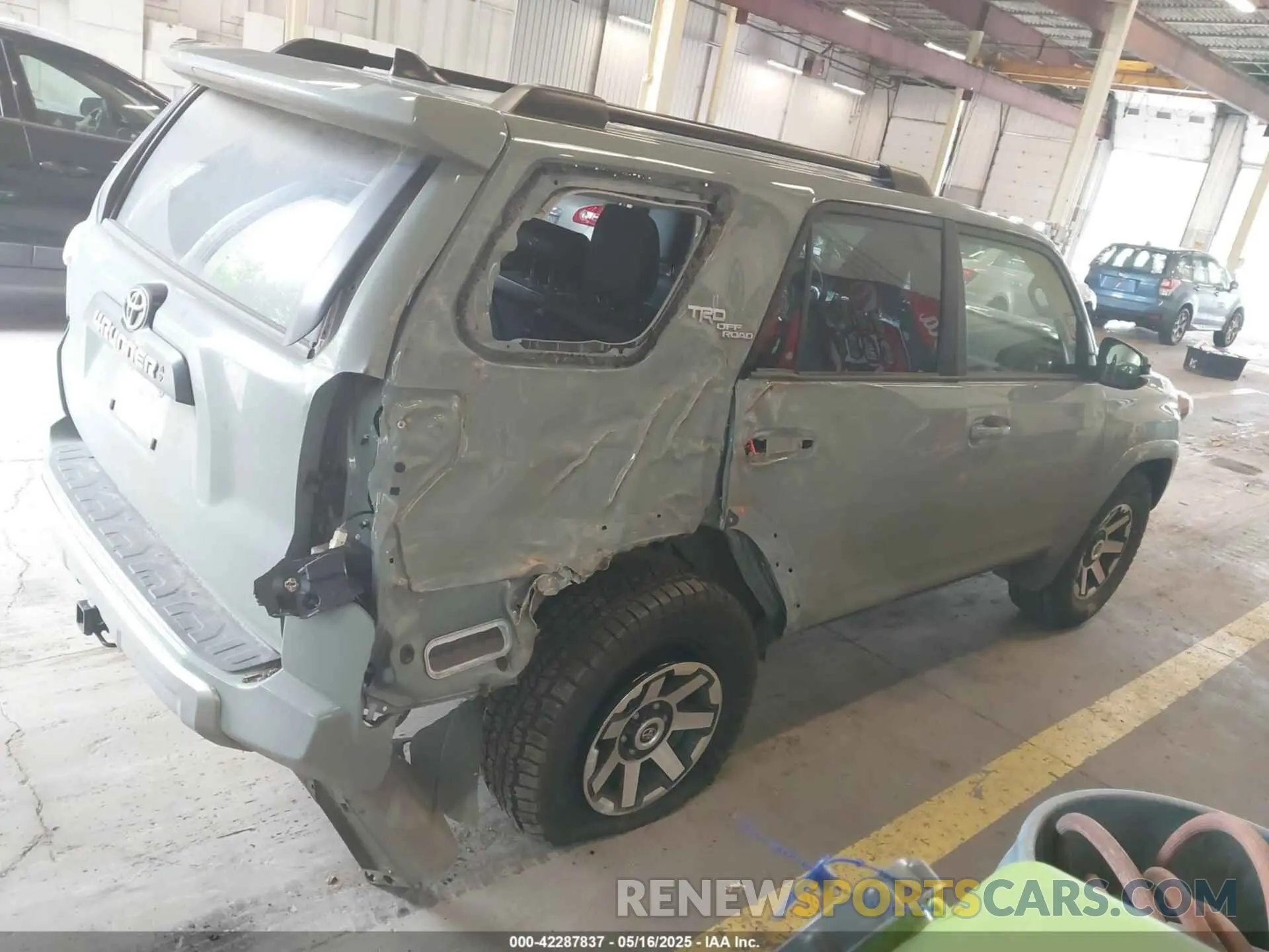 17 fotografías del automóvil dañado JTERU5JR5P6200817 TOYOTA 4RUNNER 2023