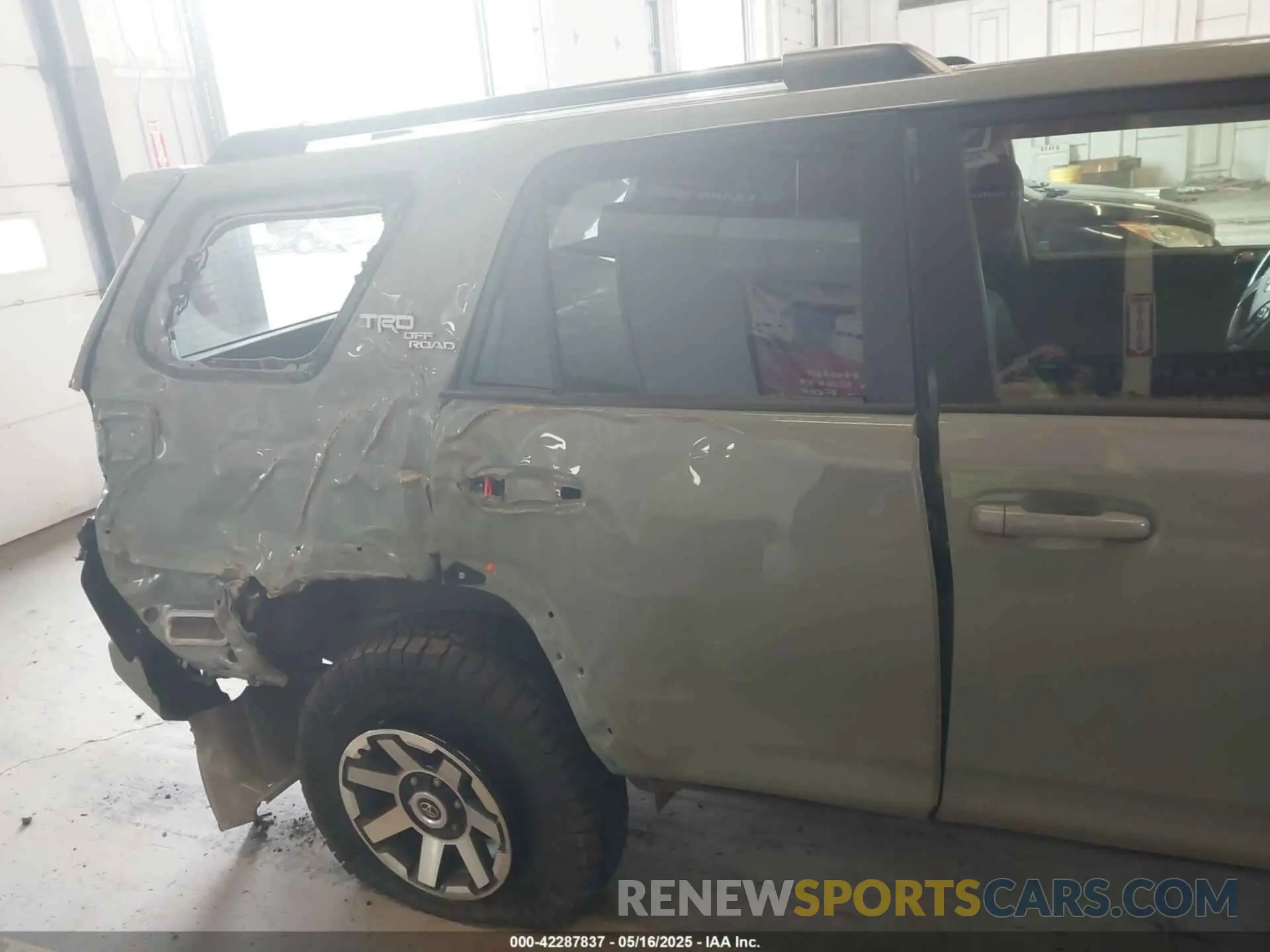 19 fotografías del automóvil dañado JTERU5JR5P6200817 TOYOTA 4RUNNER 2023