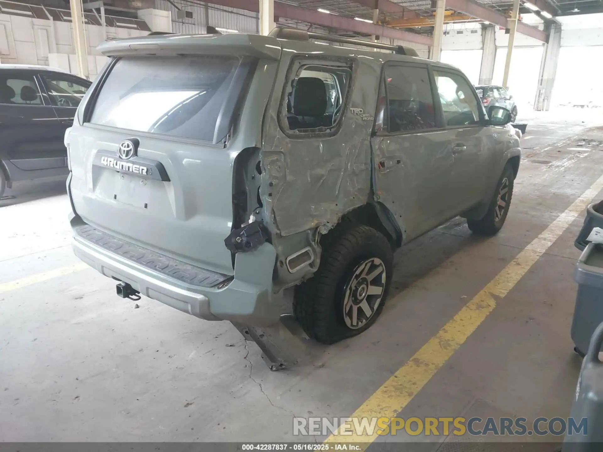 4 fotografías del automóvil dañado JTERU5JR5P6200817 TOYOTA 4RUNNER 2023