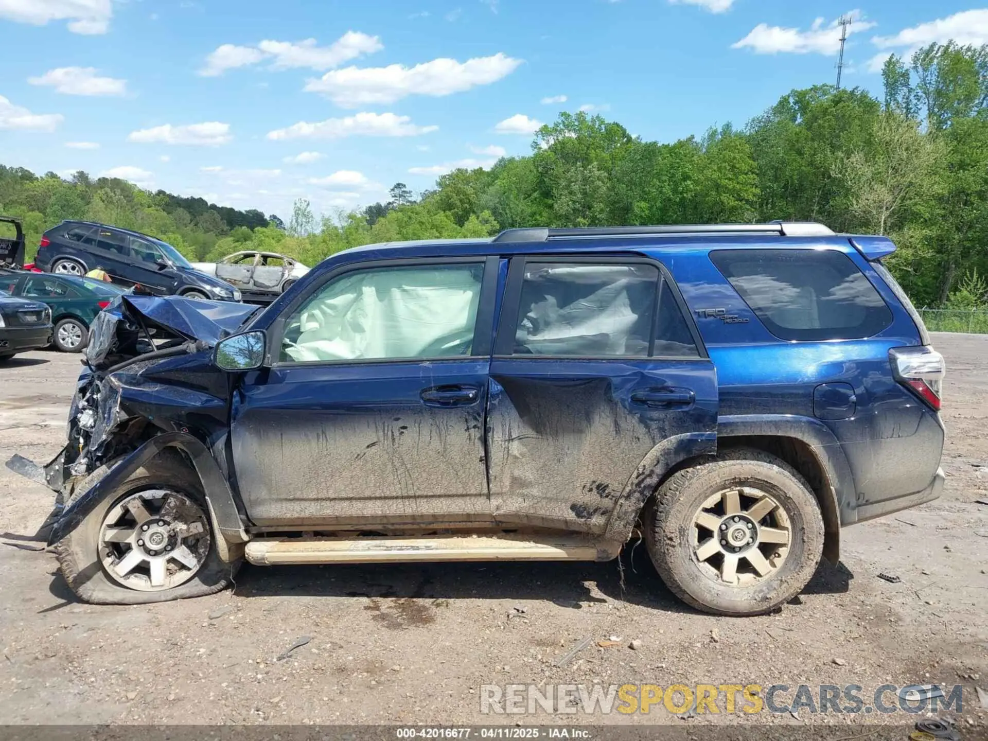 13 fotografías del automóvil dañado JTERU5JR7P6165312 TOYOTA 4RUNNER 2023