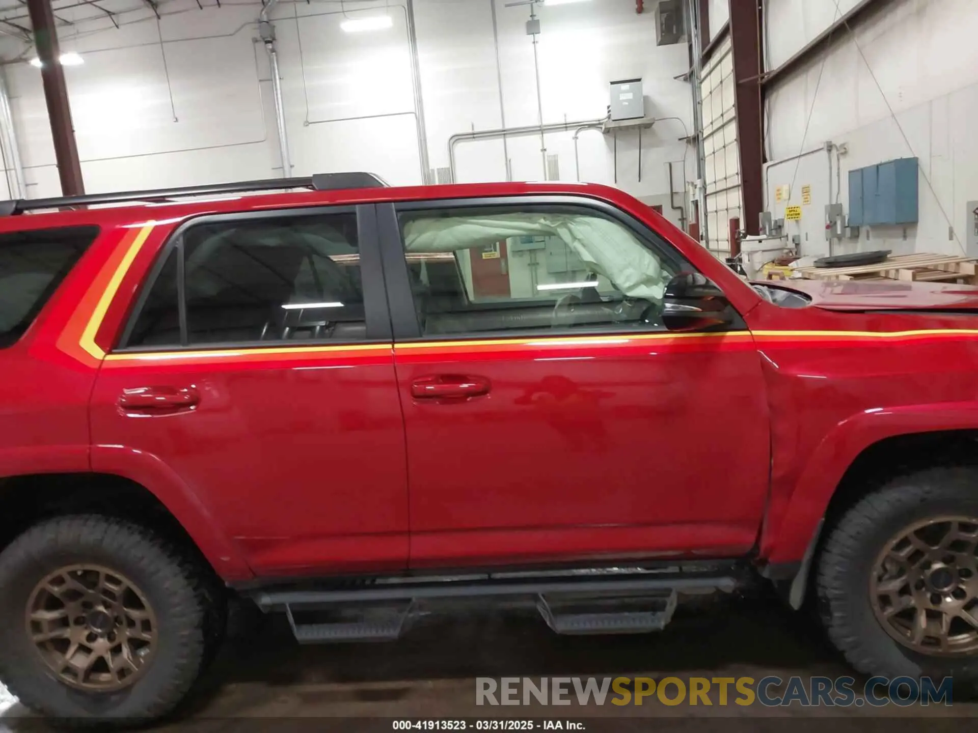 13 fotografías del automóvil dañado JTEUU5JR3P6153667 TOYOTA 4RUNNER 2023