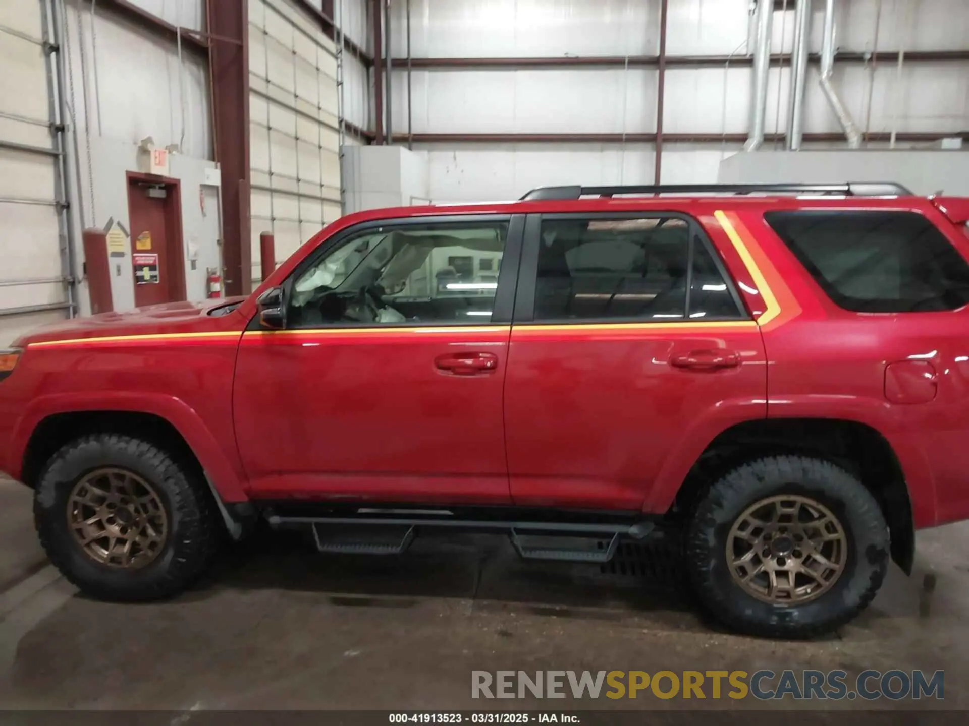14 fotografías del automóvil dañado JTEUU5JR3P6153667 TOYOTA 4RUNNER 2023