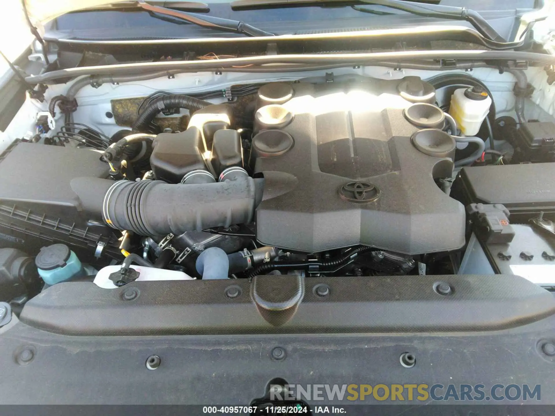 10 fotografías del automóvil dañado JTEAU5JR7R5310421 TOYOTA 4RUNNER 2024