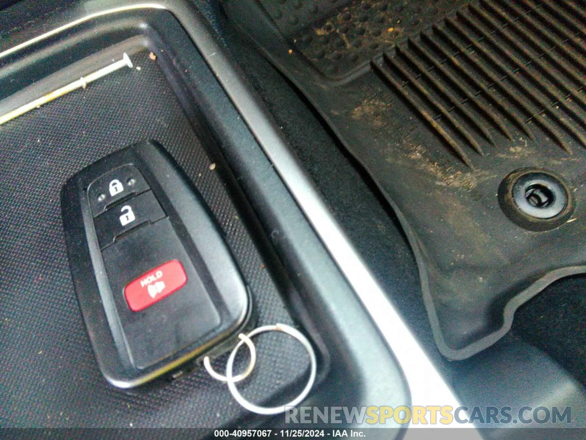 11 fotografías del automóvil dañado JTEAU5JR7R5310421 TOYOTA 4RUNNER 2024