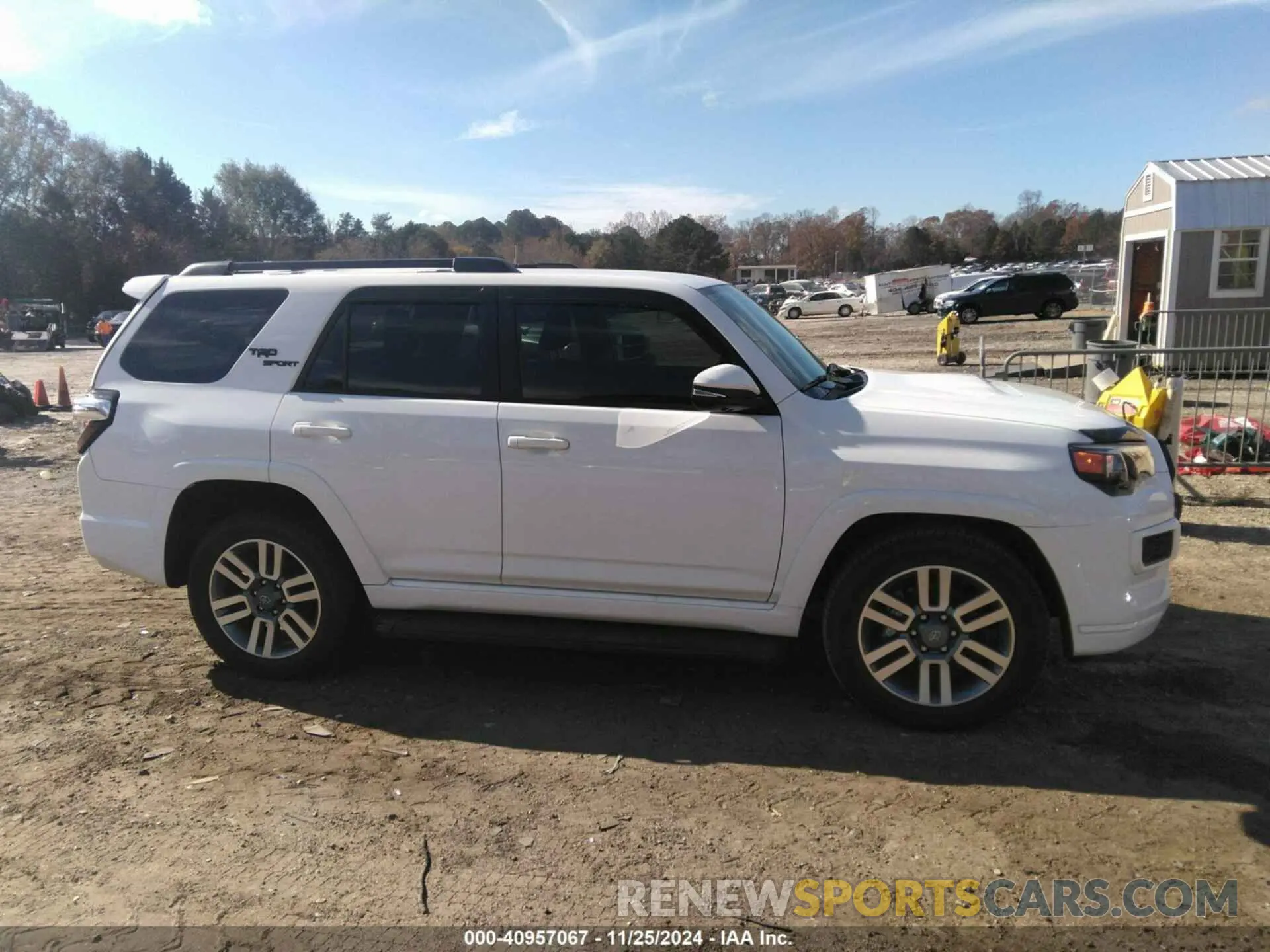 13 fotografías del automóvil dañado JTEAU5JR7R5310421 TOYOTA 4RUNNER 2024