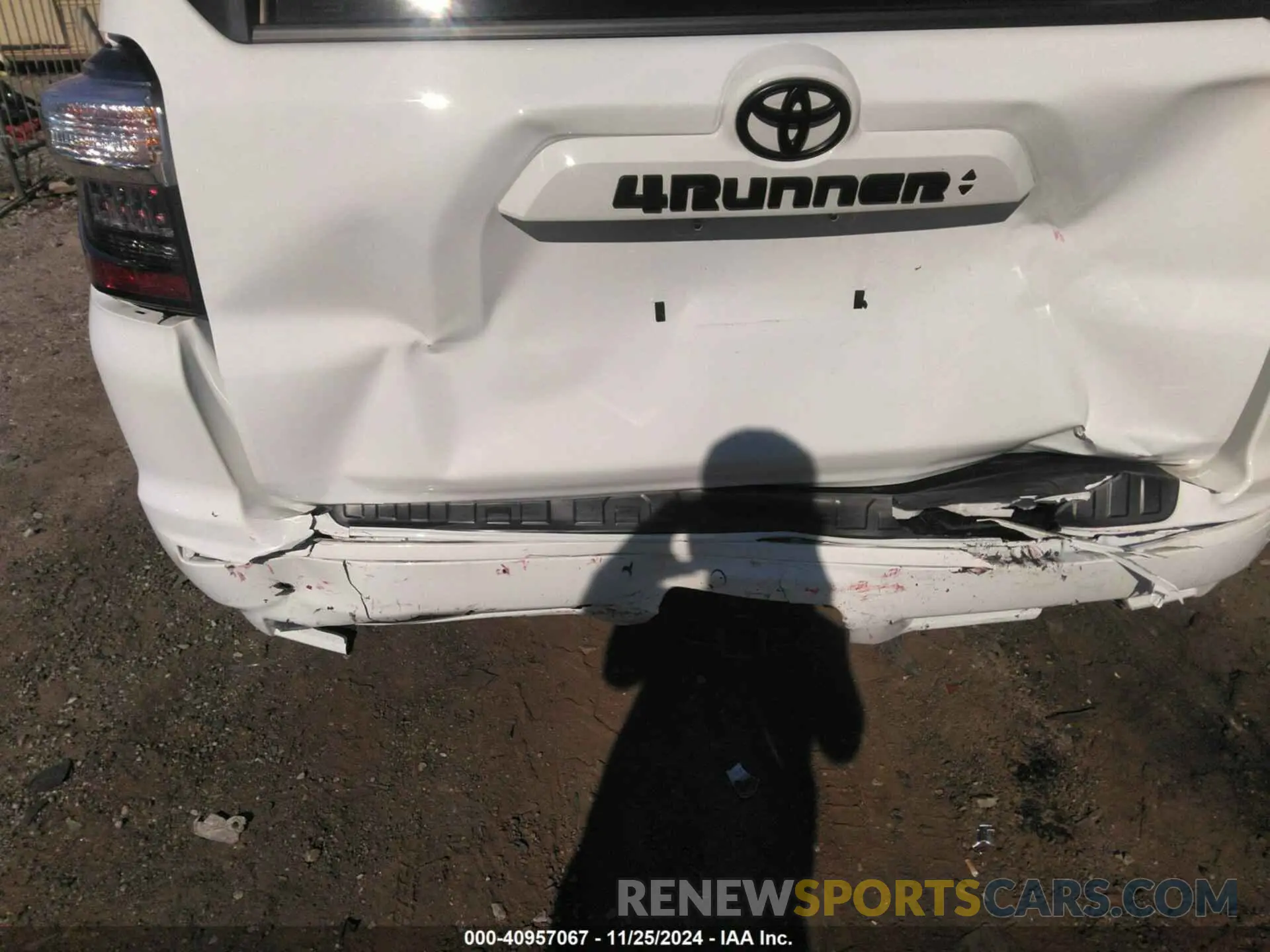 17 fotografías del automóvil dañado JTEAU5JR7R5310421 TOYOTA 4RUNNER 2024