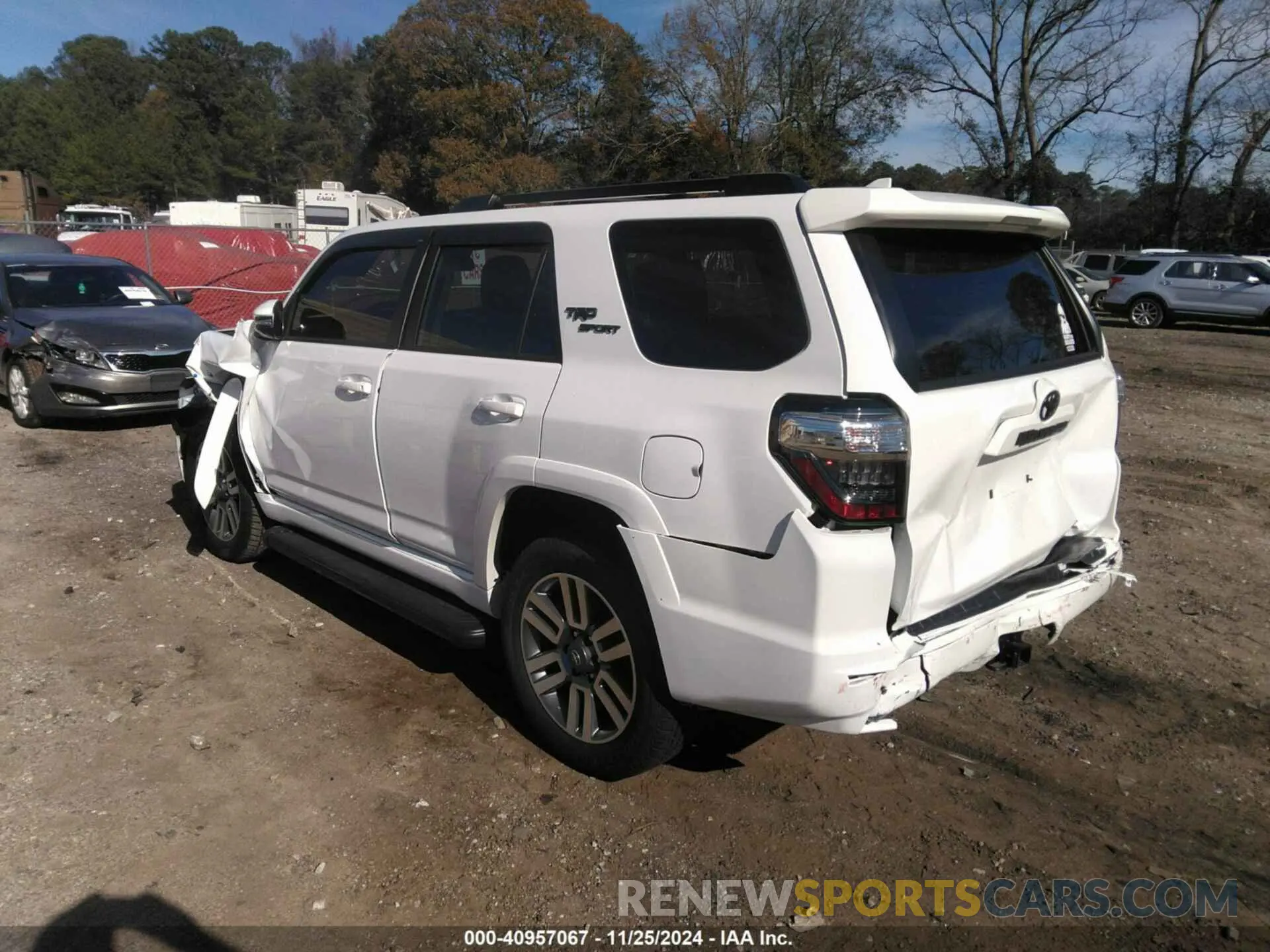 3 fotografías del automóvil dañado JTEAU5JR7R5310421 TOYOTA 4RUNNER 2024