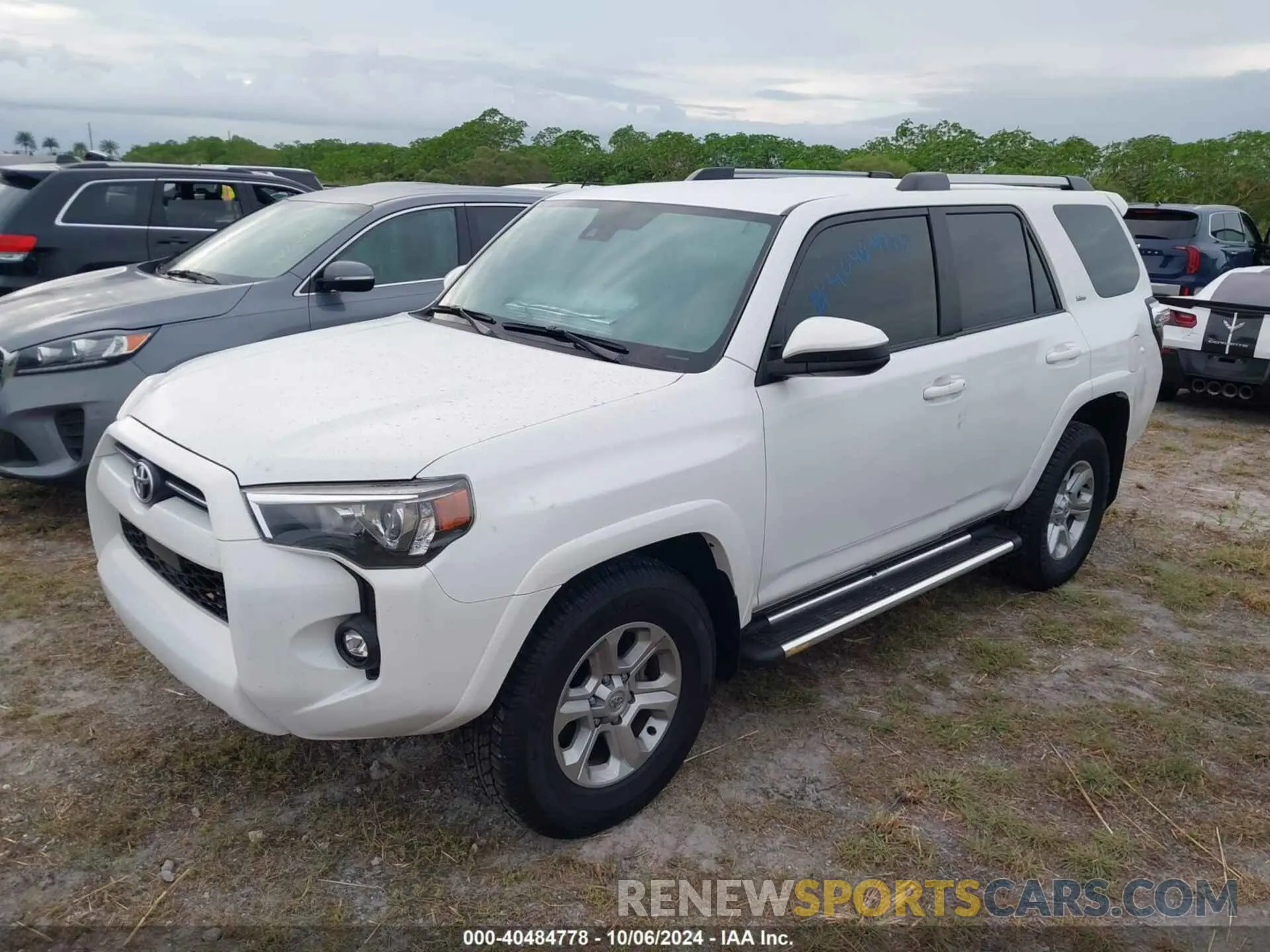 2 fotografías del automóvil dañado JTEEU5JR0R5306731 TOYOTA 4RUNNER 2024