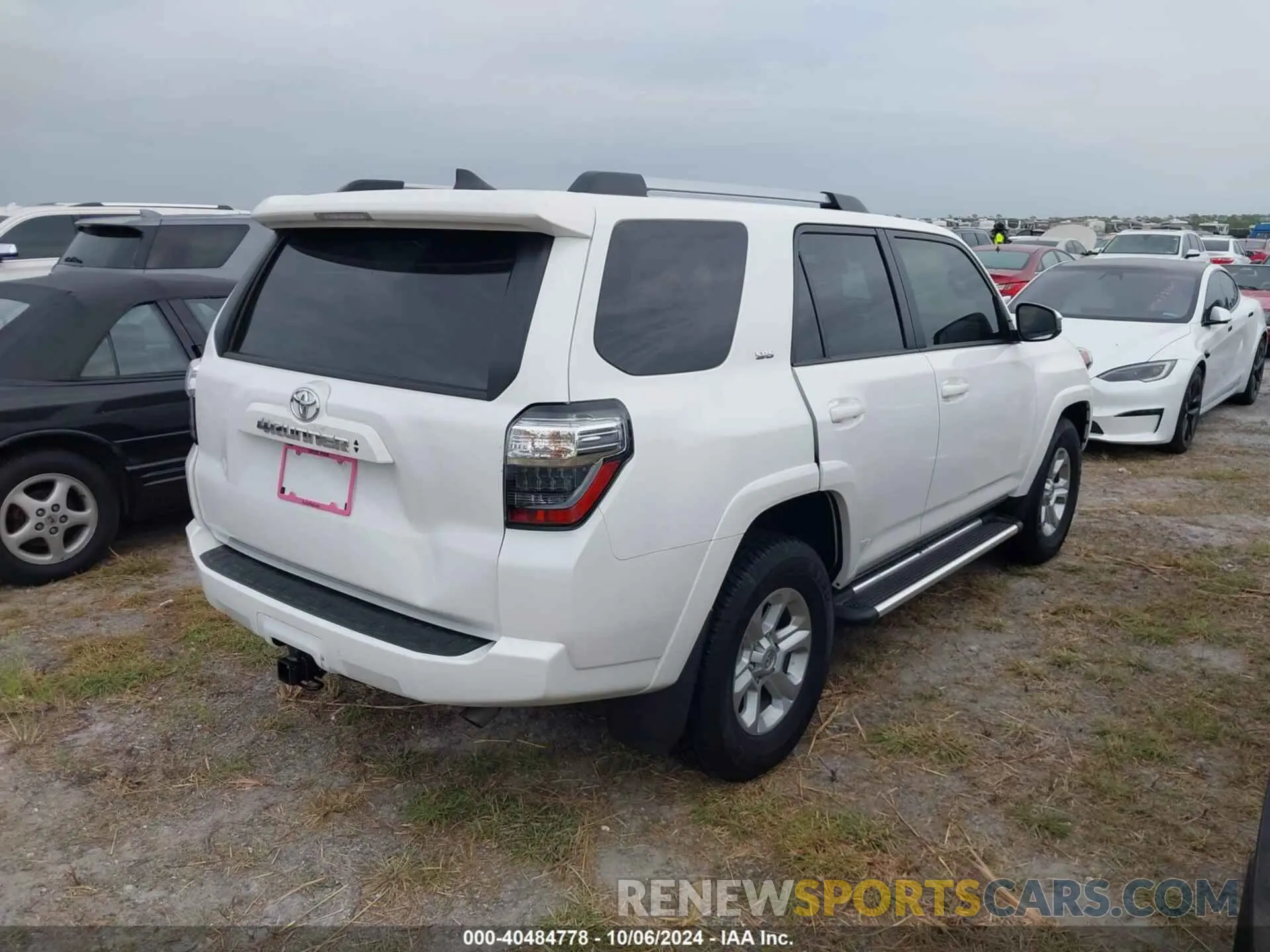 4 fotografías del automóvil dañado JTEEU5JR0R5306731 TOYOTA 4RUNNER 2024