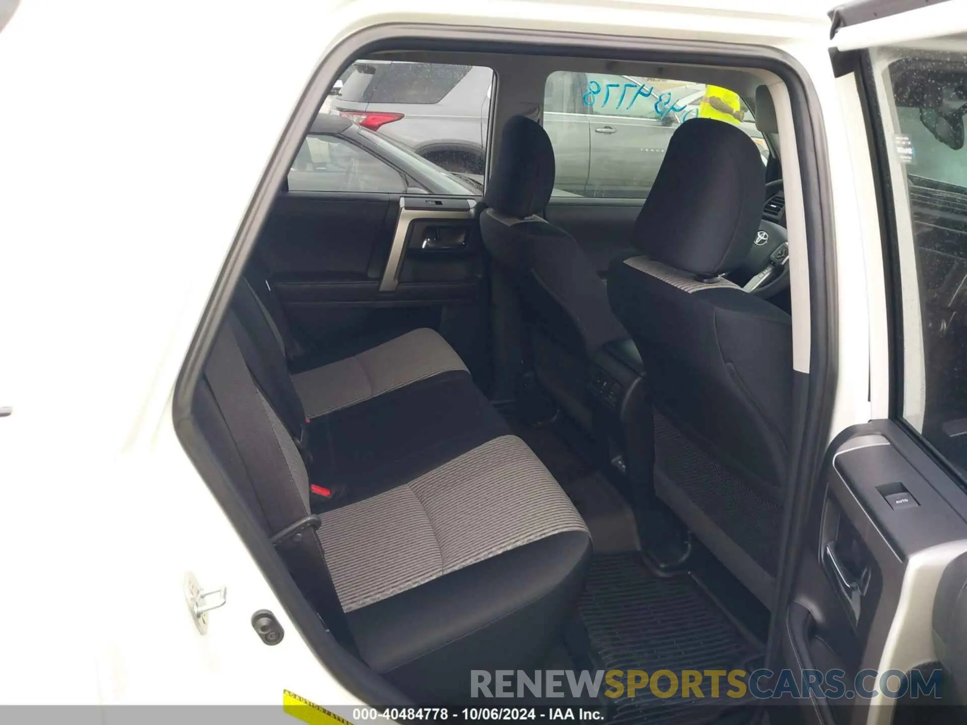 8 fotografías del automóvil dañado JTEEU5JR0R5306731 TOYOTA 4RUNNER 2024
