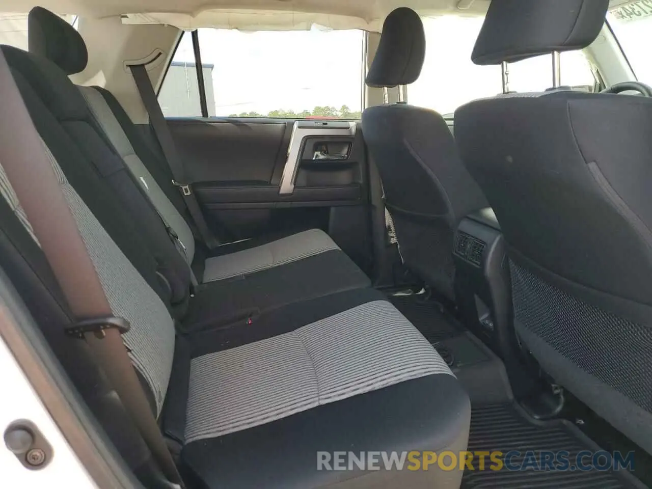 11 fotografías del automóvil dañado JTEEU5JR0R5313176 TOYOTA 4RUNNER 2024