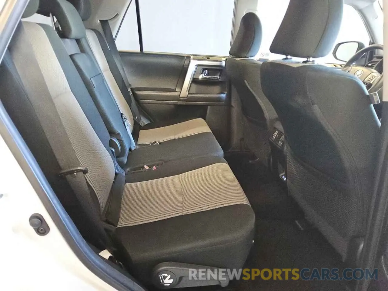 11 fotografías del automóvil dañado JTEEU5JR1R5312442 TOYOTA 4RUNNER 2024