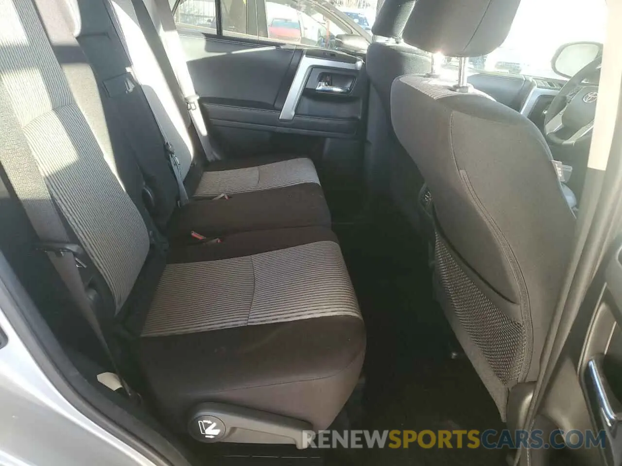 11 fotografías del automóvil dañado JTEEU5JR5R5309429 TOYOTA 4RUNNER 2024