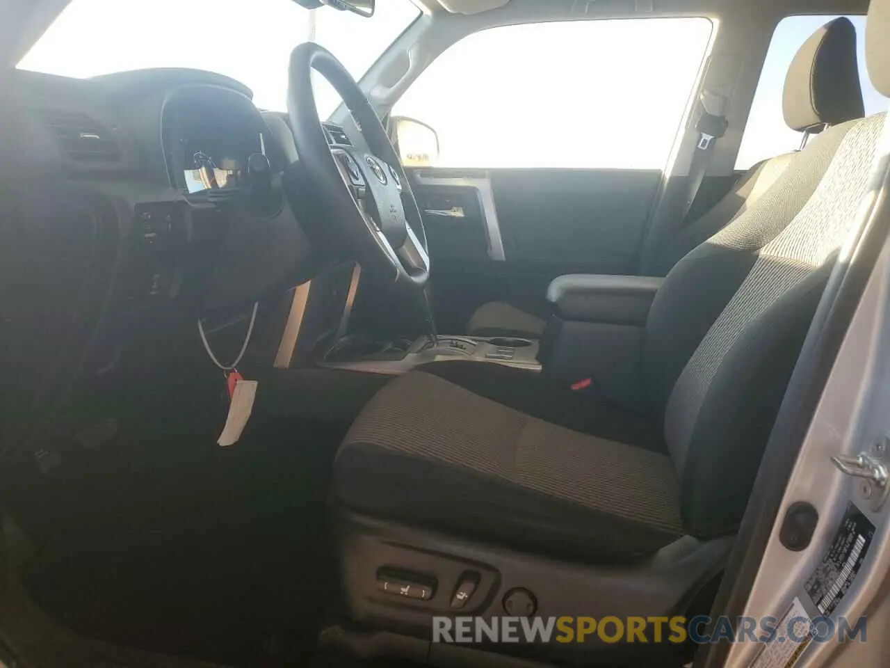 7 fotografías del automóvil dañado JTEEU5JR5R5309429 TOYOTA 4RUNNER 2024
