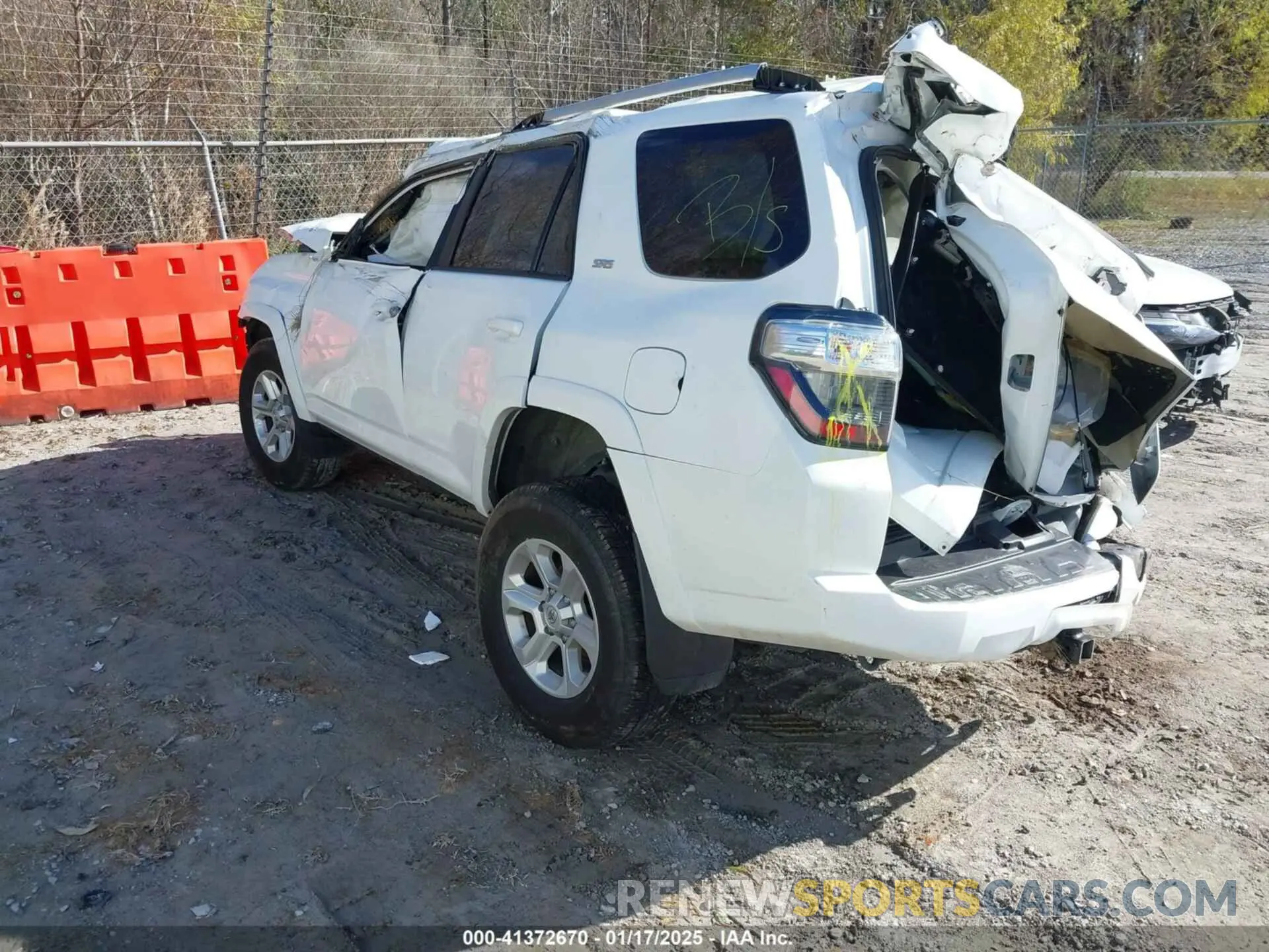 3 fotografías del automóvil dañado JTEEU5JR9R5310924 TOYOTA 4RUNNER 2024