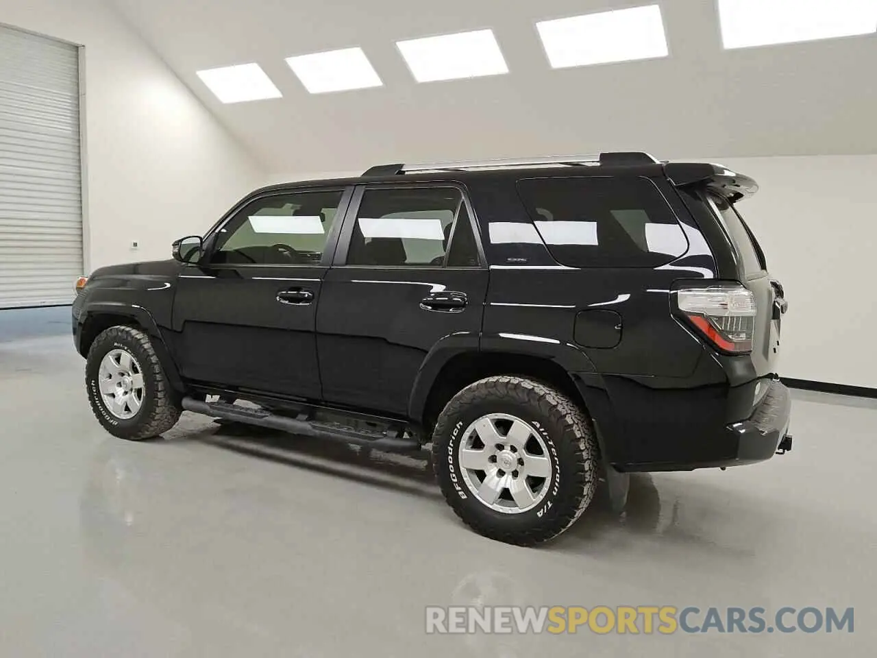 2 fotografías del automóvil dañado JTEFU5JR0R5306653 TOYOTA 4RUNNER 2024
