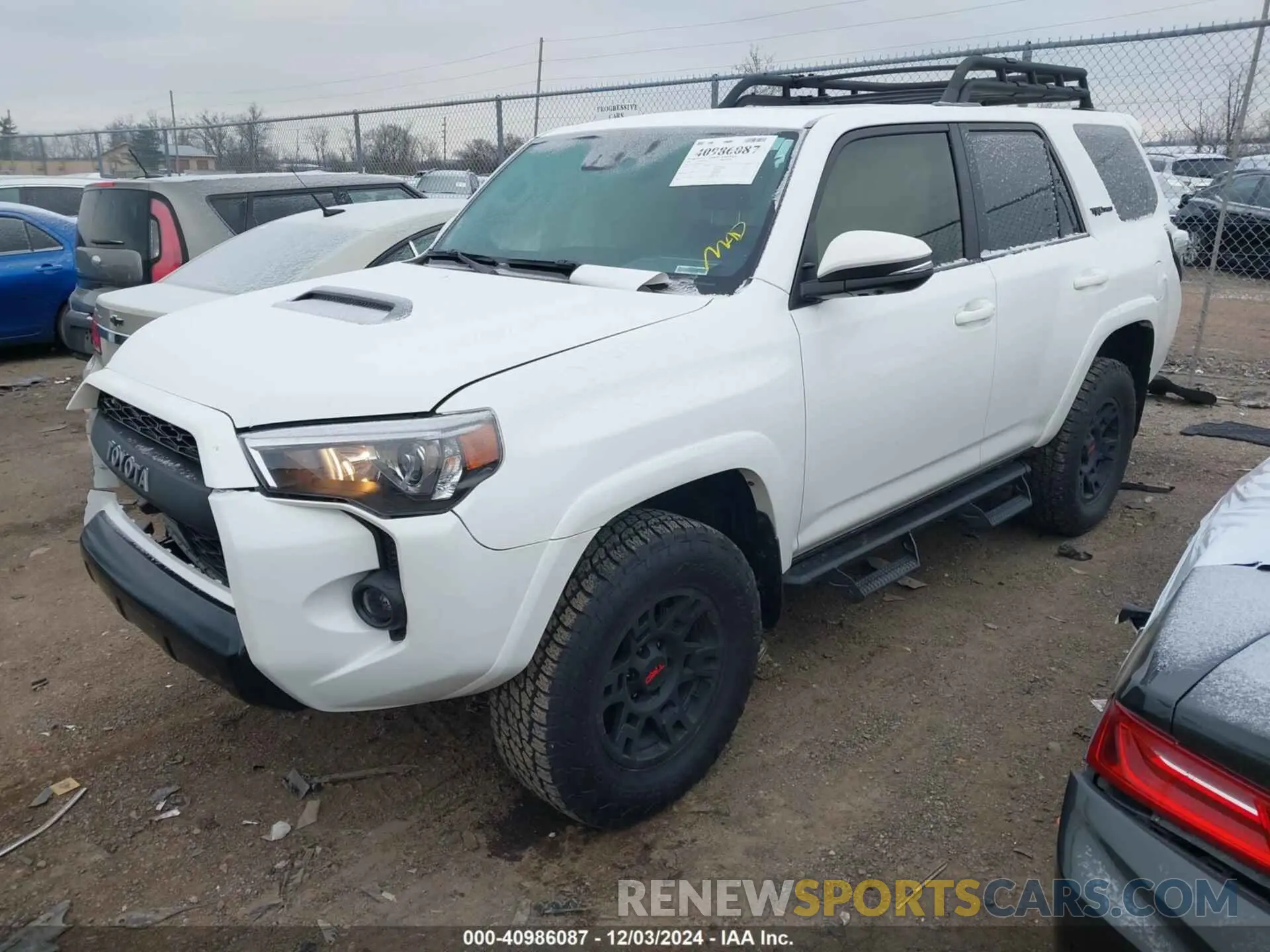 2 fotografías del automóvil dañado JTELU5JR3R6268932 TOYOTA 4RUNNER 2024