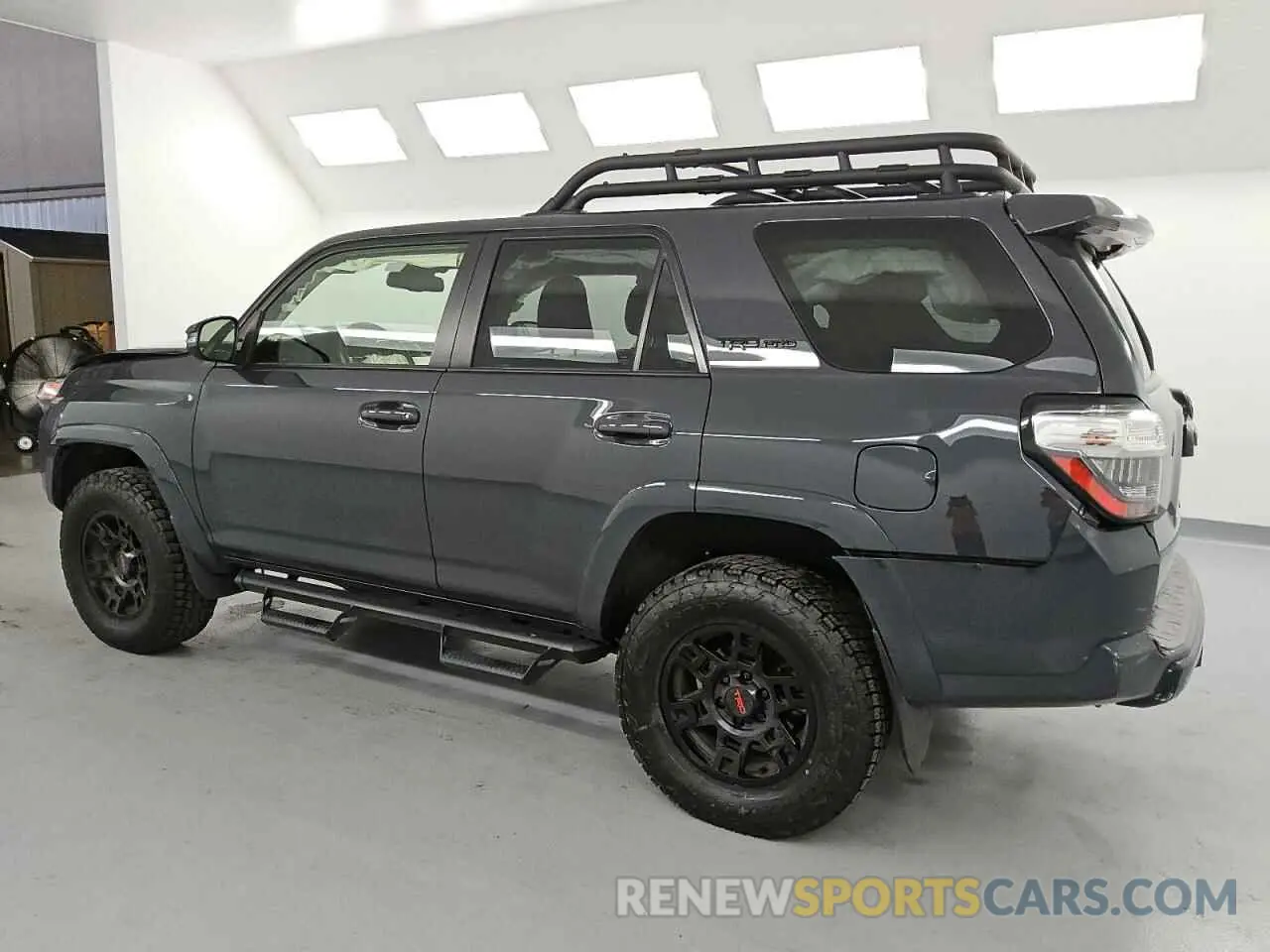 2 fotografías del automóvil dañado JTELU5JR8R6285922 TOYOTA 4RUNNER 2024