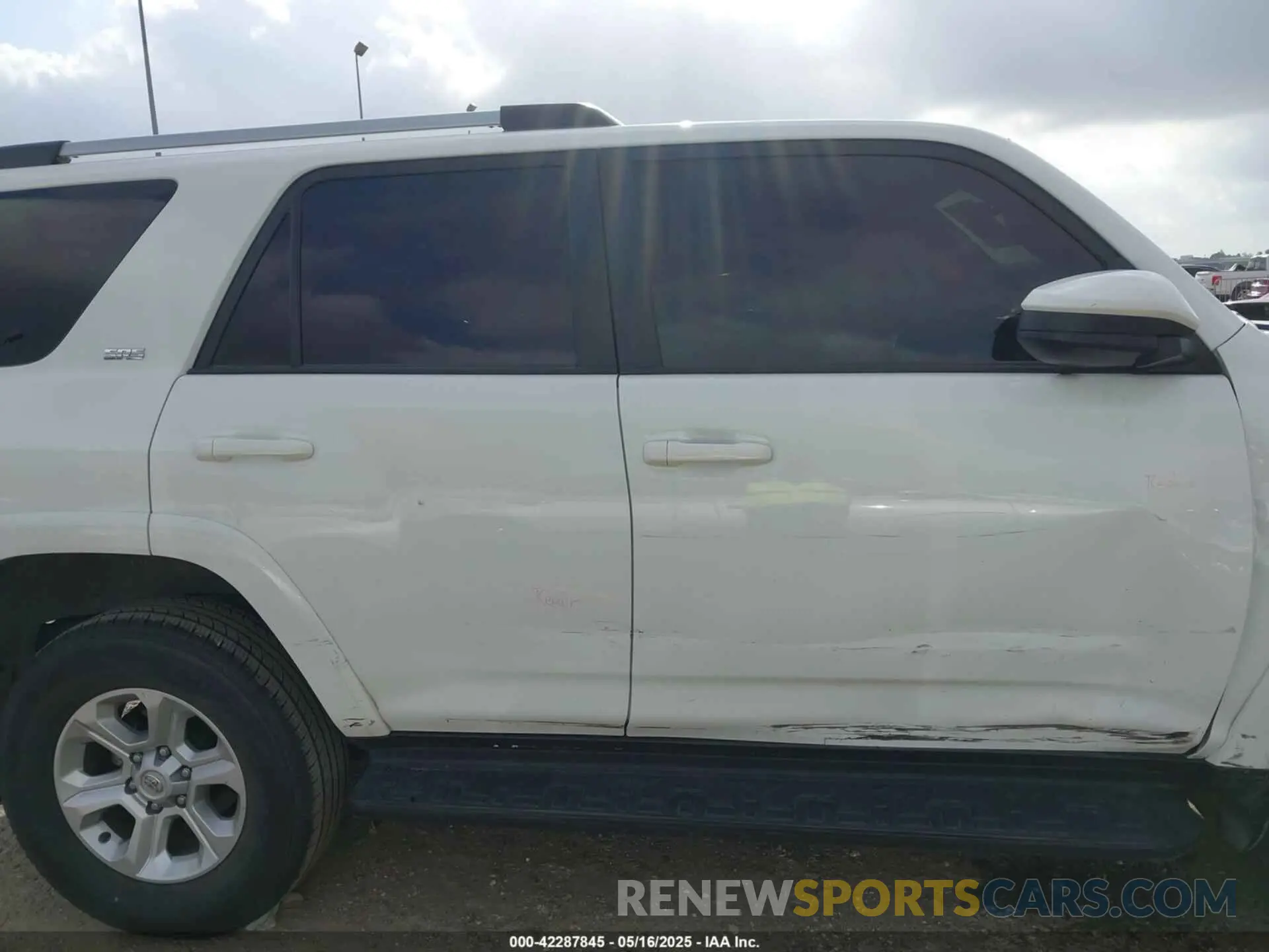 13 fotografías del automóvil dañado JTEMU5JR4R6223812 TOYOTA 4RUNNER 2024