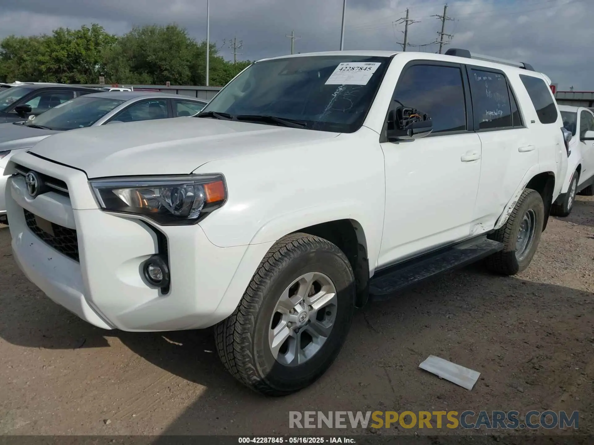 2 fotografías del automóvil dañado JTEMU5JR4R6223812 TOYOTA 4RUNNER 2024