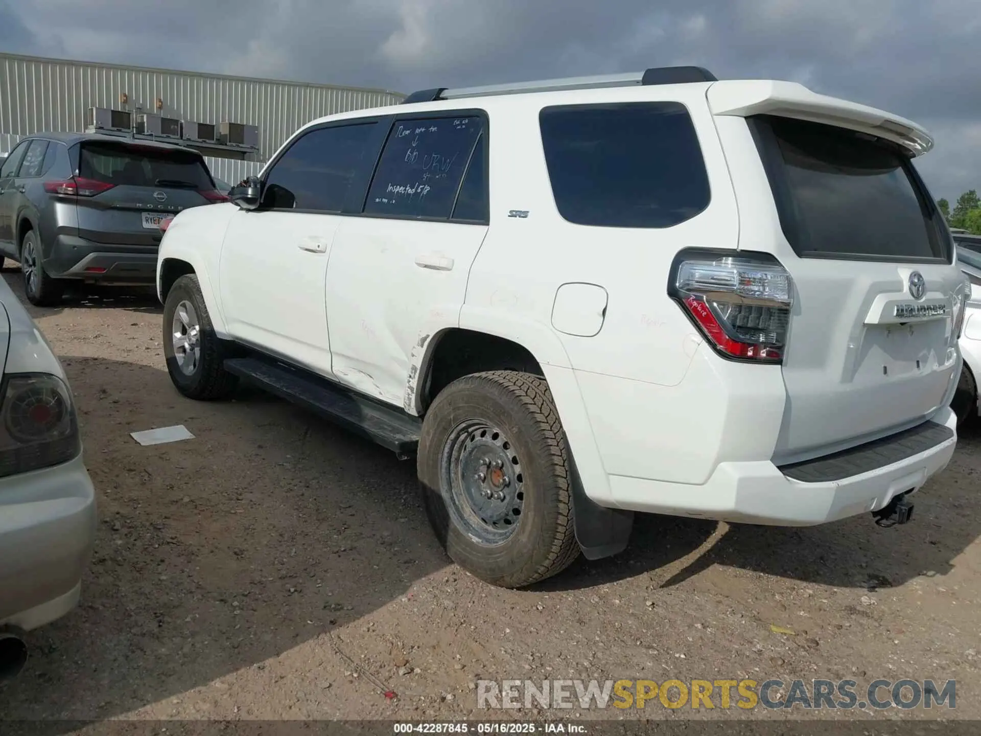 3 fotografías del automóvil dañado JTEMU5JR4R6223812 TOYOTA 4RUNNER 2024